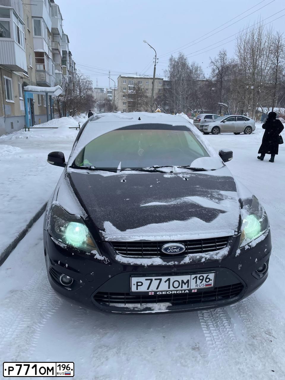 Фото автомобиля FORD FOCUS, 2010 — госномер Р771ОМ196. Цвет: ФИОЛЕТОВЫЙ