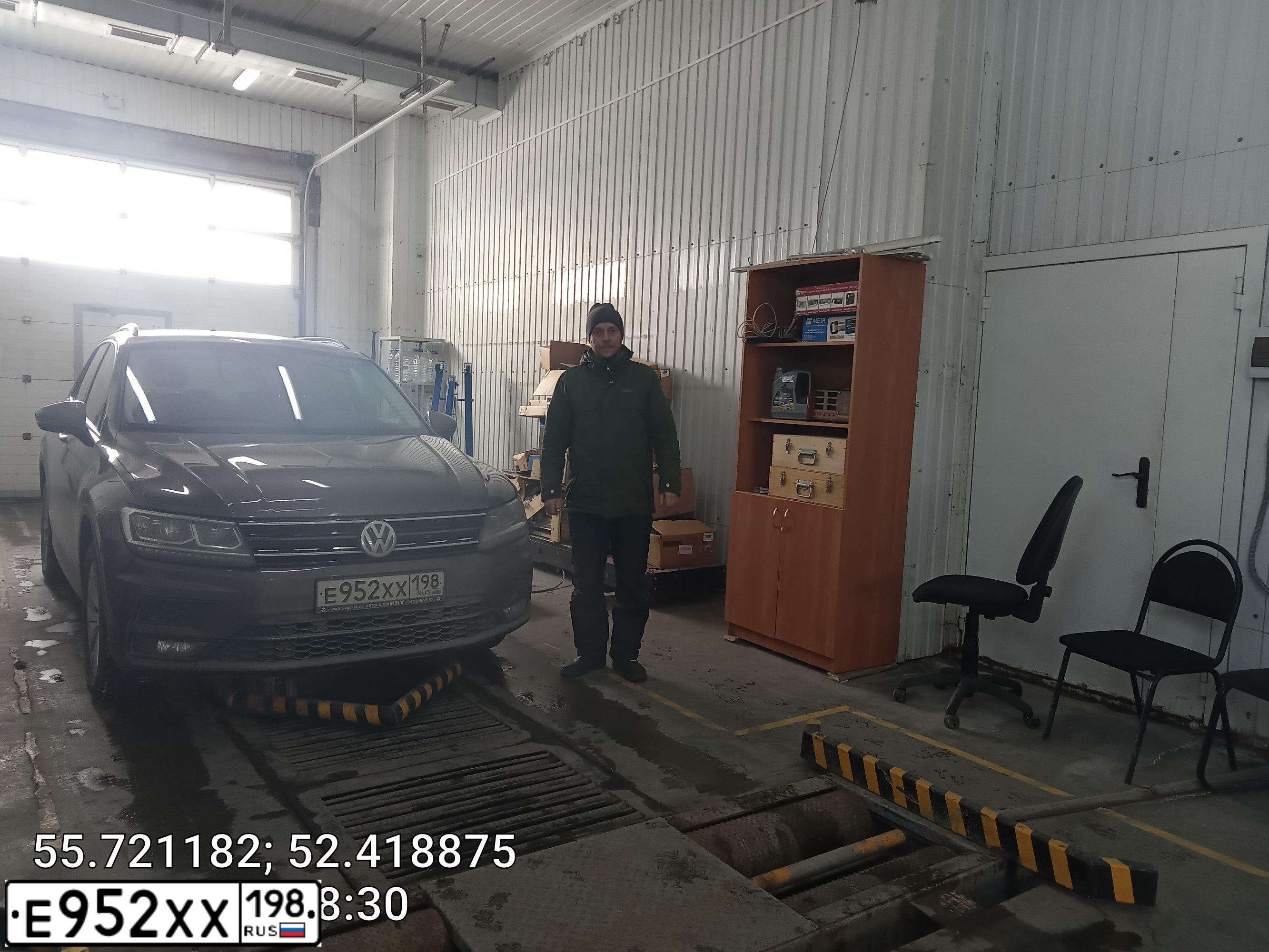 Фото автомобиля VOLKSWAGEN TIGUAN, 2020 — госномер Е952ХХ198. Цвет: Коричневый