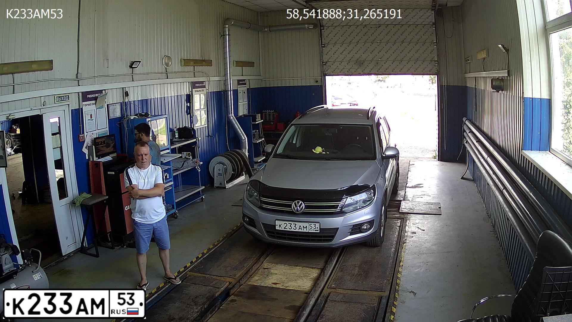 Фото автомобиля VOLKSWAGEN TIGUAN, 2012 — госномер К233АМ53. Цвет: СЕРЕБРИСТЫЙ