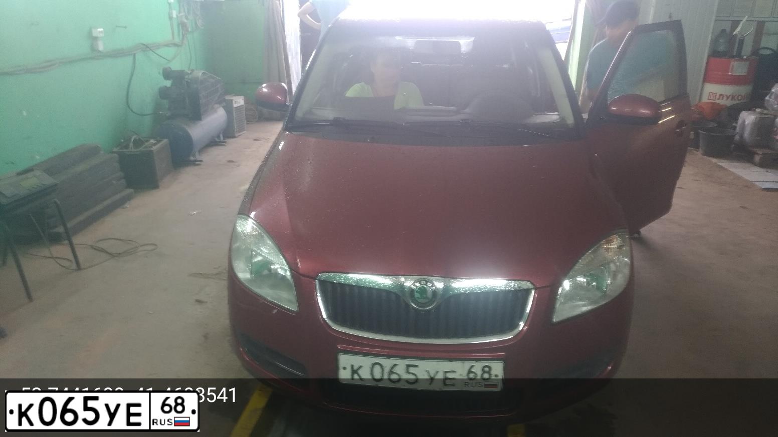 Фото автомобиля SKODA FABIA, 2009 — госномер К065УЕ68. Цвет: ВИШНЕВЫЙ