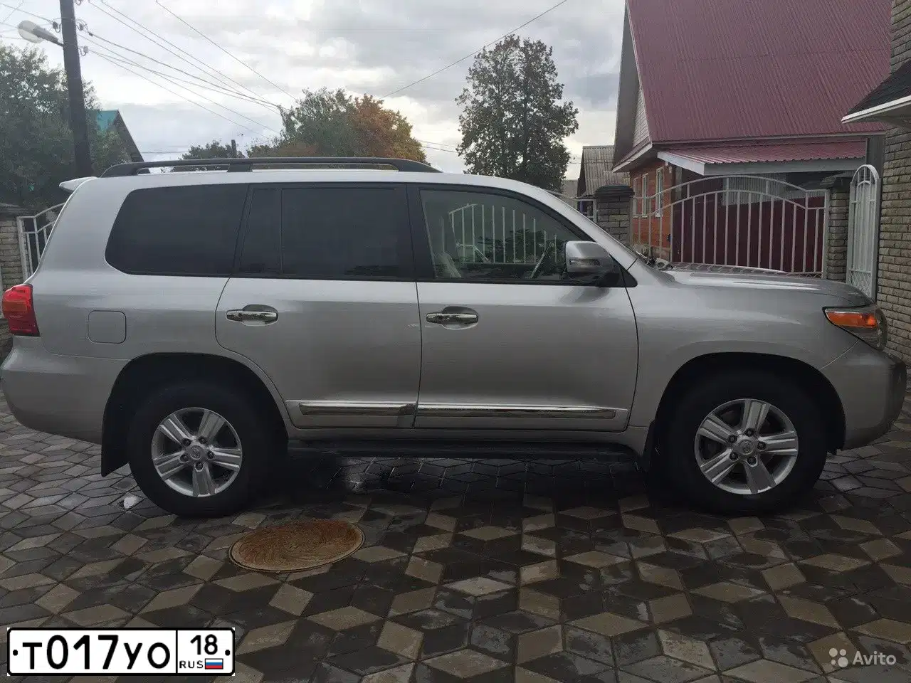 Фото автомобиля TOYOTA LANDCRUISER 200, 2012 — госномер М536УА43. Цвет: серебристый