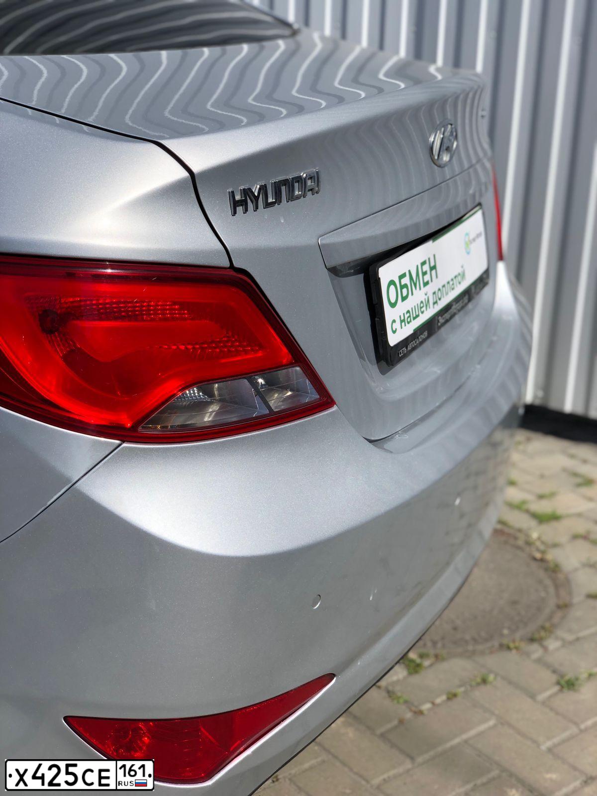 Фото автомобиля HYUNDAI SOLARIS, 2014 — госномер Х425СЕ161. Цвет: Серебристый