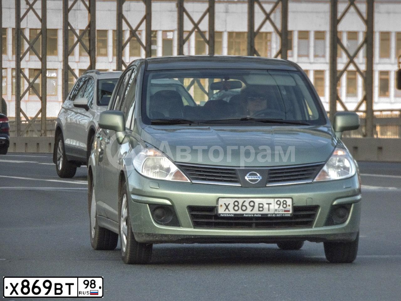 Фото автомобиля NISSAN TIIDA, 2008 — госномер Х869ВТ98. Цвет: СВЕТЛО-ЗЕЛЕНЫЙ