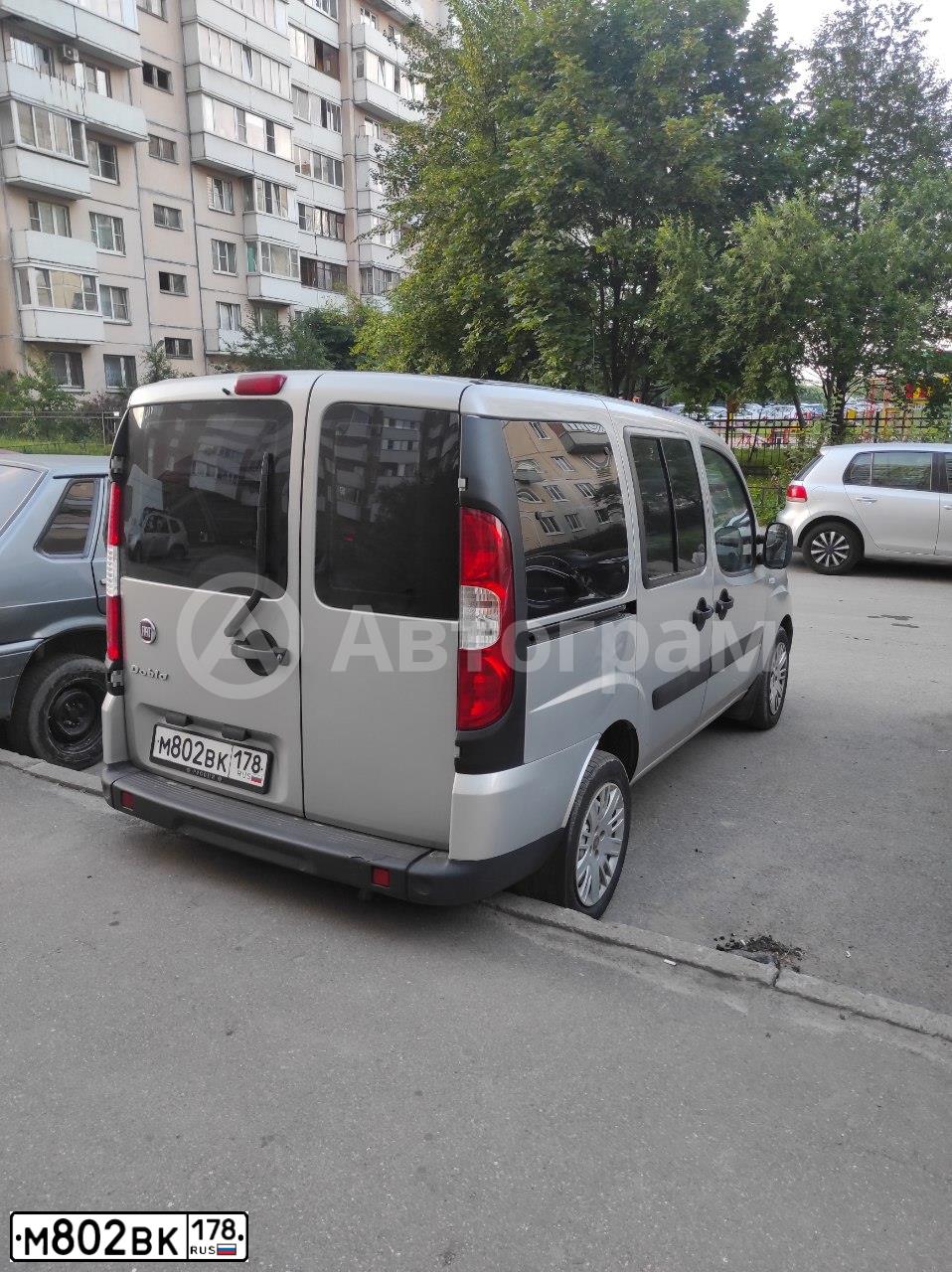 Фото автомобиля FIAT DOBLO, 2012 — госномер М802ВК178. Цвет: СЕРЫЙ СТАЛЬНОЙ