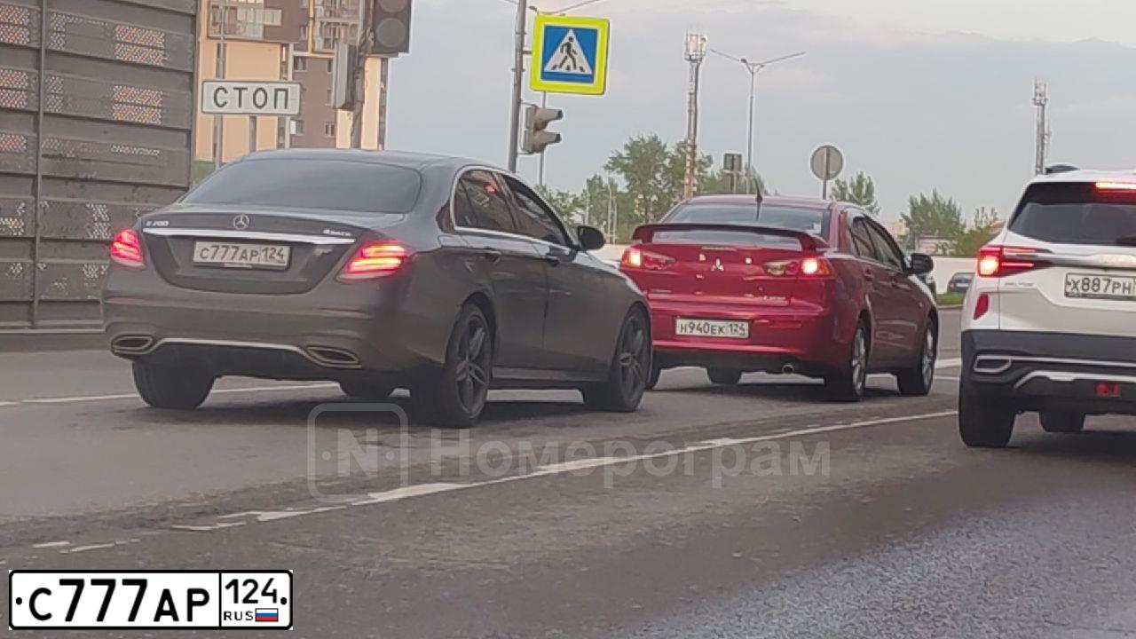Фото автомобиля MERCEDES E-KLASSE, 2020 — госномер С777АР124. Цвет: ЧЕРНЫЙ