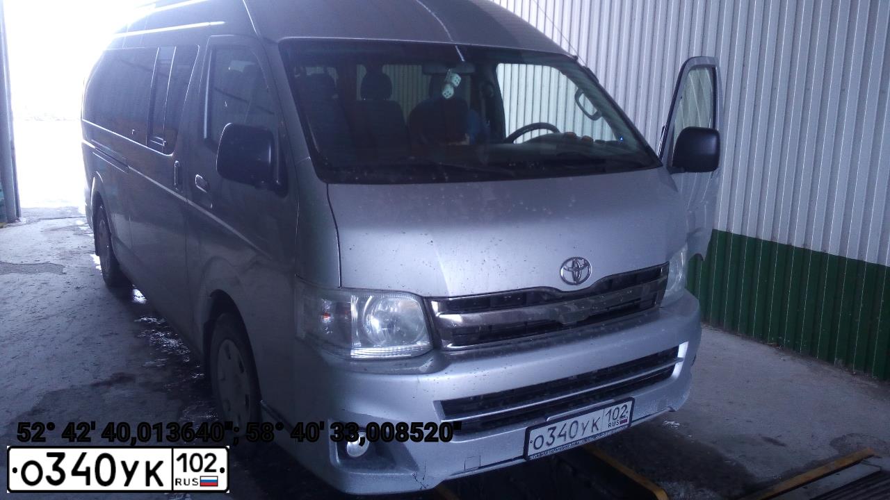 Фото автомобиля TOYOTA HIACE, 2013 — госномер О340УК102. Цвет: СЕРЕБРИСТЫЙ