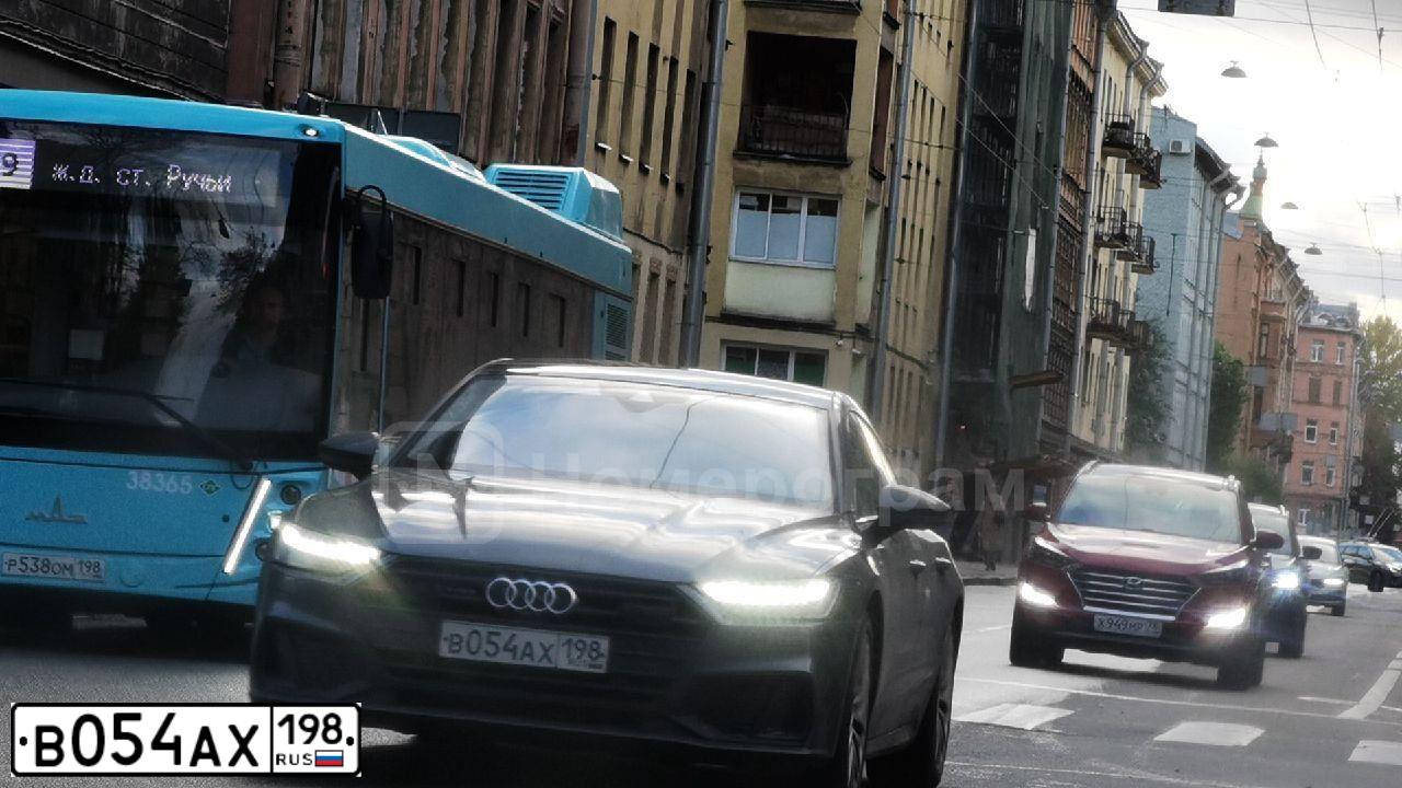 Фото автомобиля AUDI A7, 2018 — госномер М009ТА97. Цвет: СЕРЫЙ