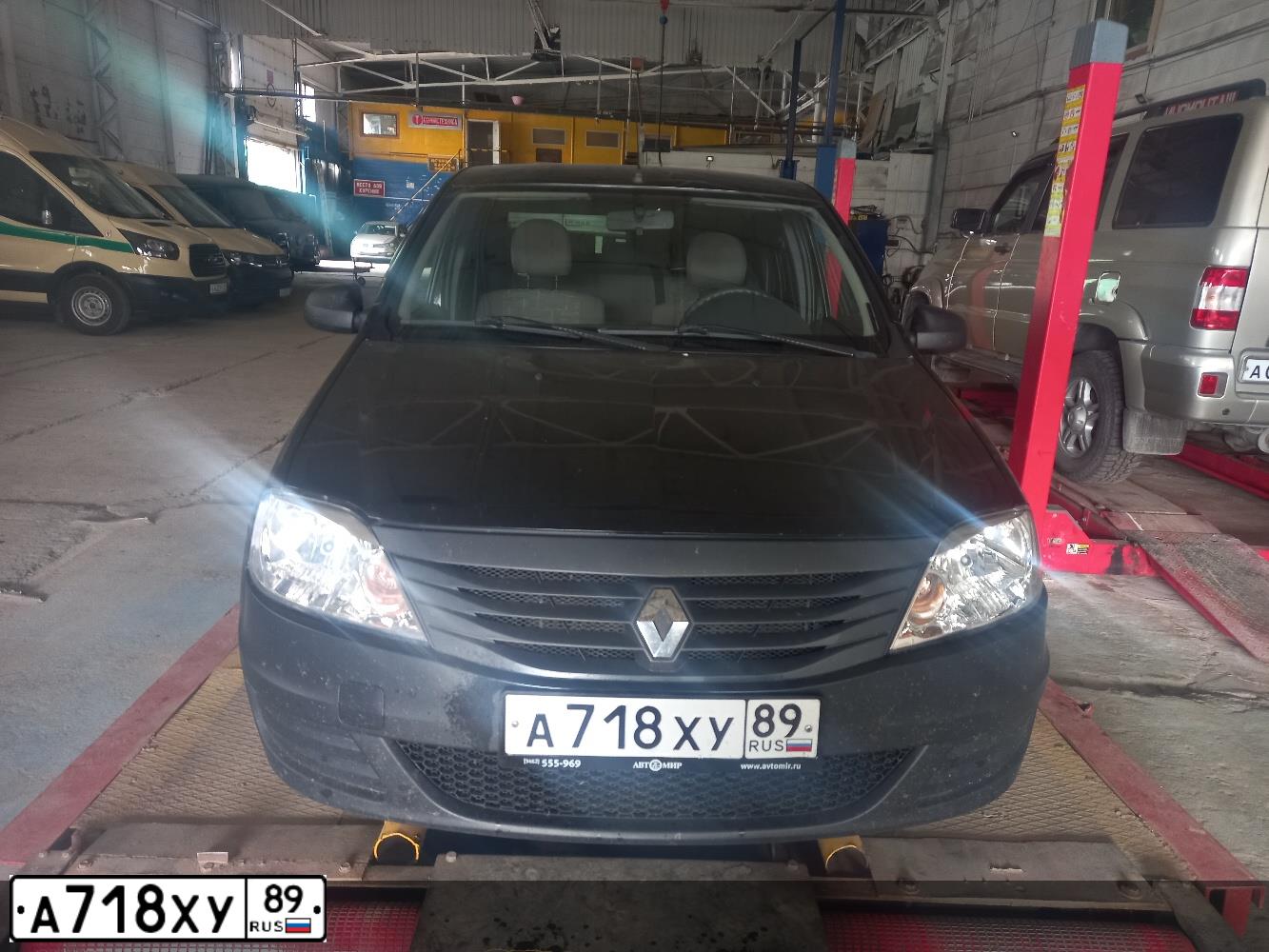 Фото автомобиля RENAULT LOGAN, 2013 — госномер А718ХУ89. Цвет: ЧЕРНЫЙ