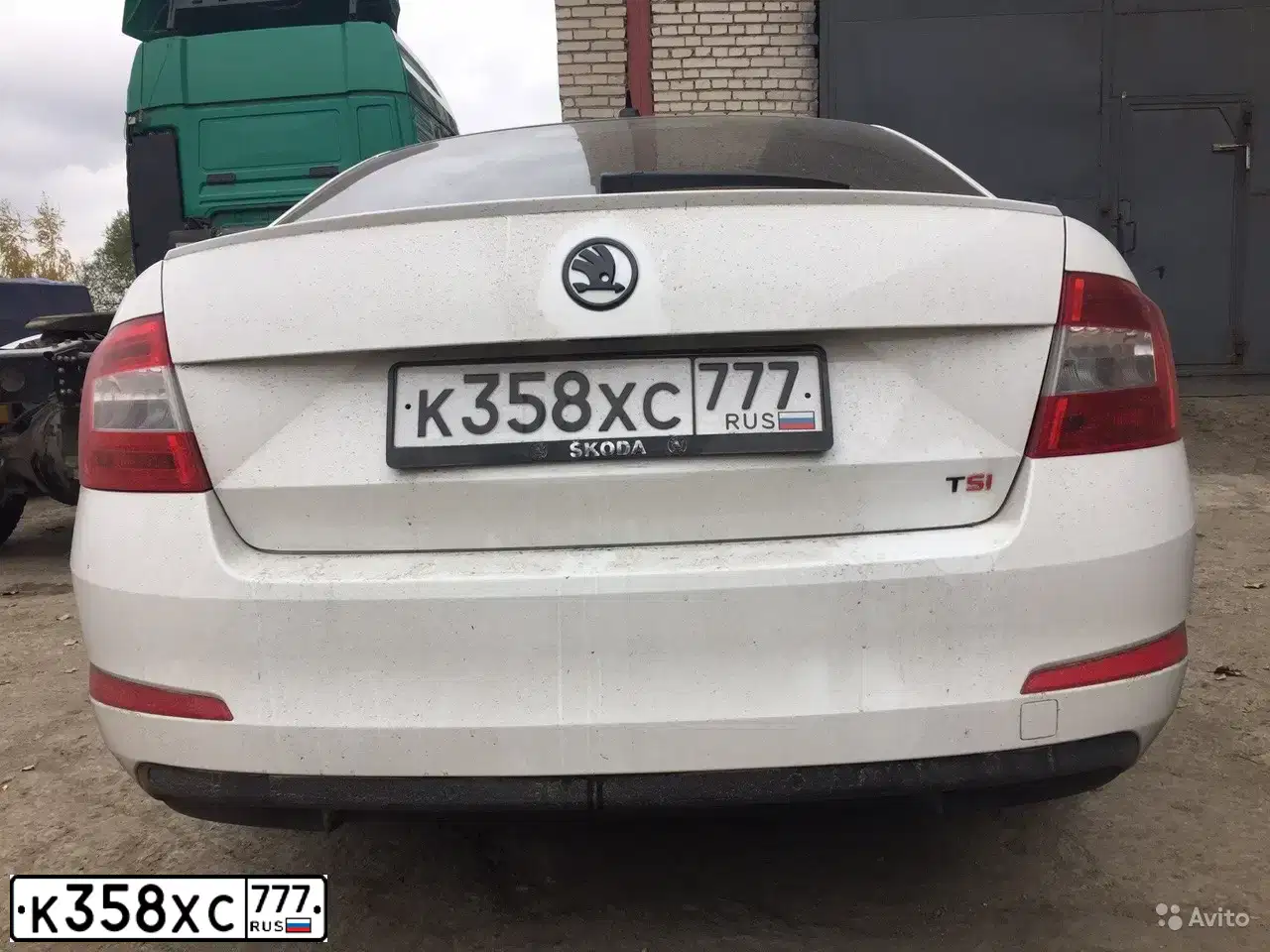 Фото автомобиля SKODA OCTAVIA, 2013 — госномер О222ЕМ67. Цвет: многоцветный (черный, белый)