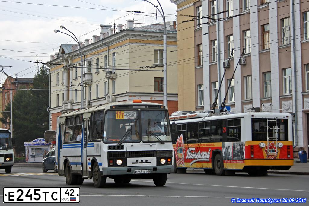 Фото автомобиля ПАЗ 32054-07, 2006 — госномер Е245ТС42. Цвет: Синий (БЕЛО-СИНИЙ)