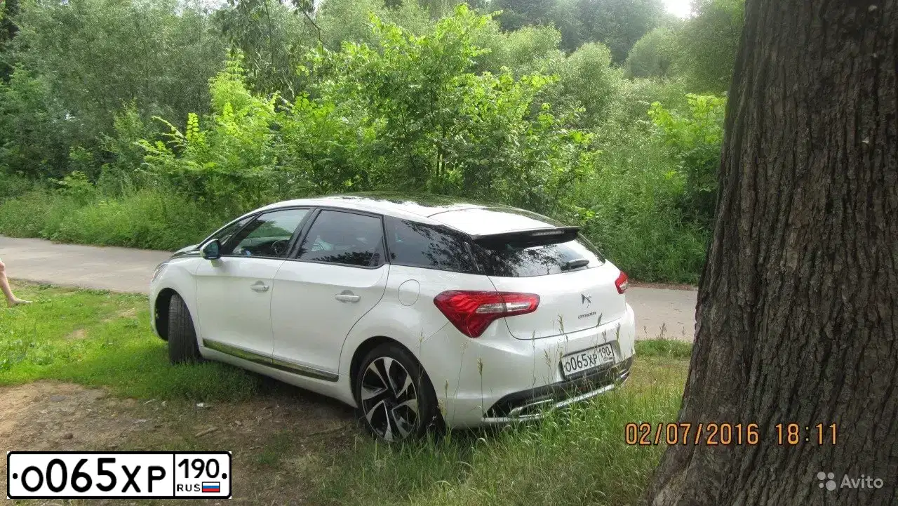 Фото автомобиля CITROEN DS5, 2012 — госномер Х194АХ178. Цвет: Белый