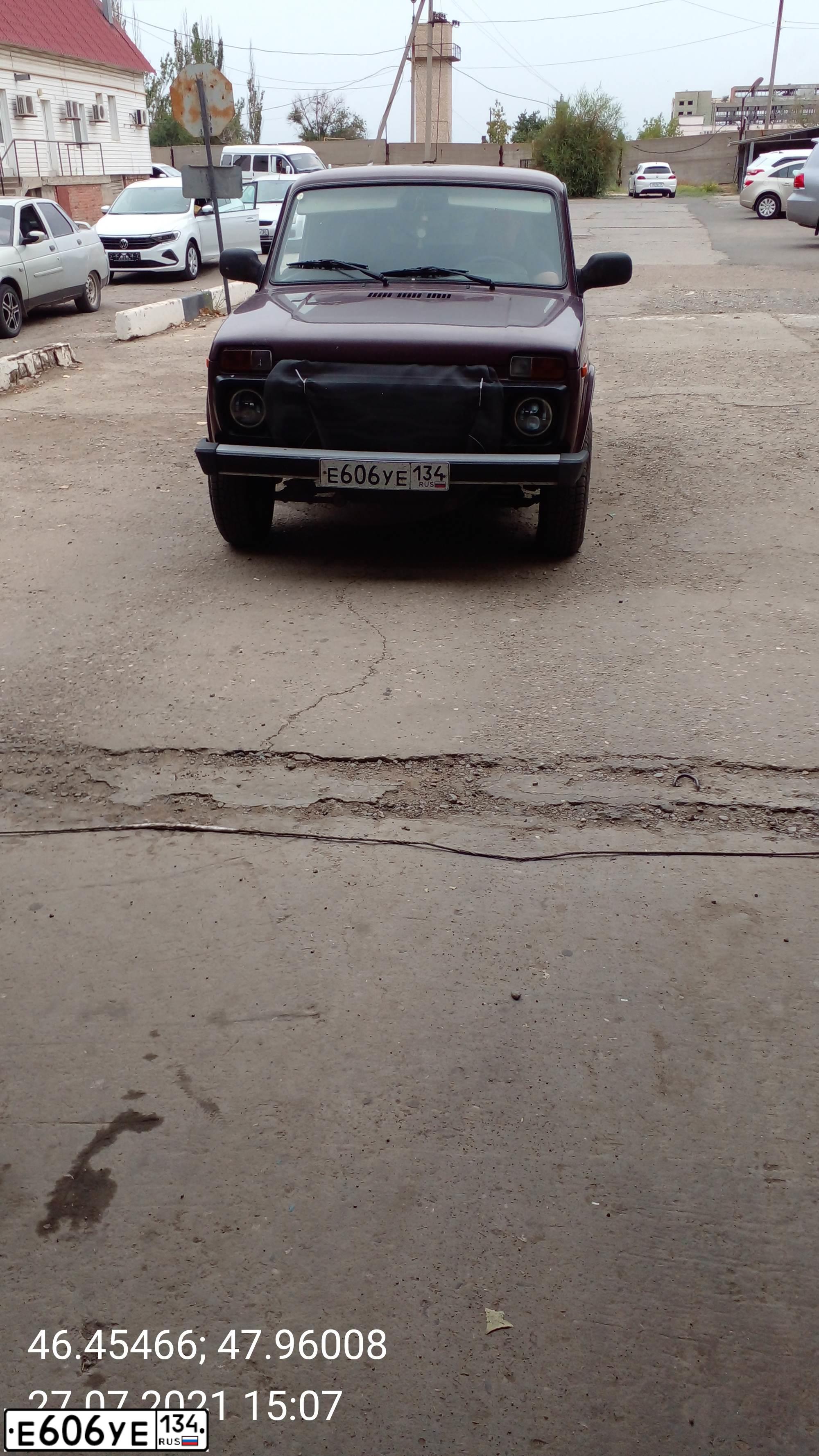 Фото автомобиля LADA 2121 NIVA, 2014 — госномер Е606УЕ134. Цвет: ТЕМНО ВИШНЕВЫЙ