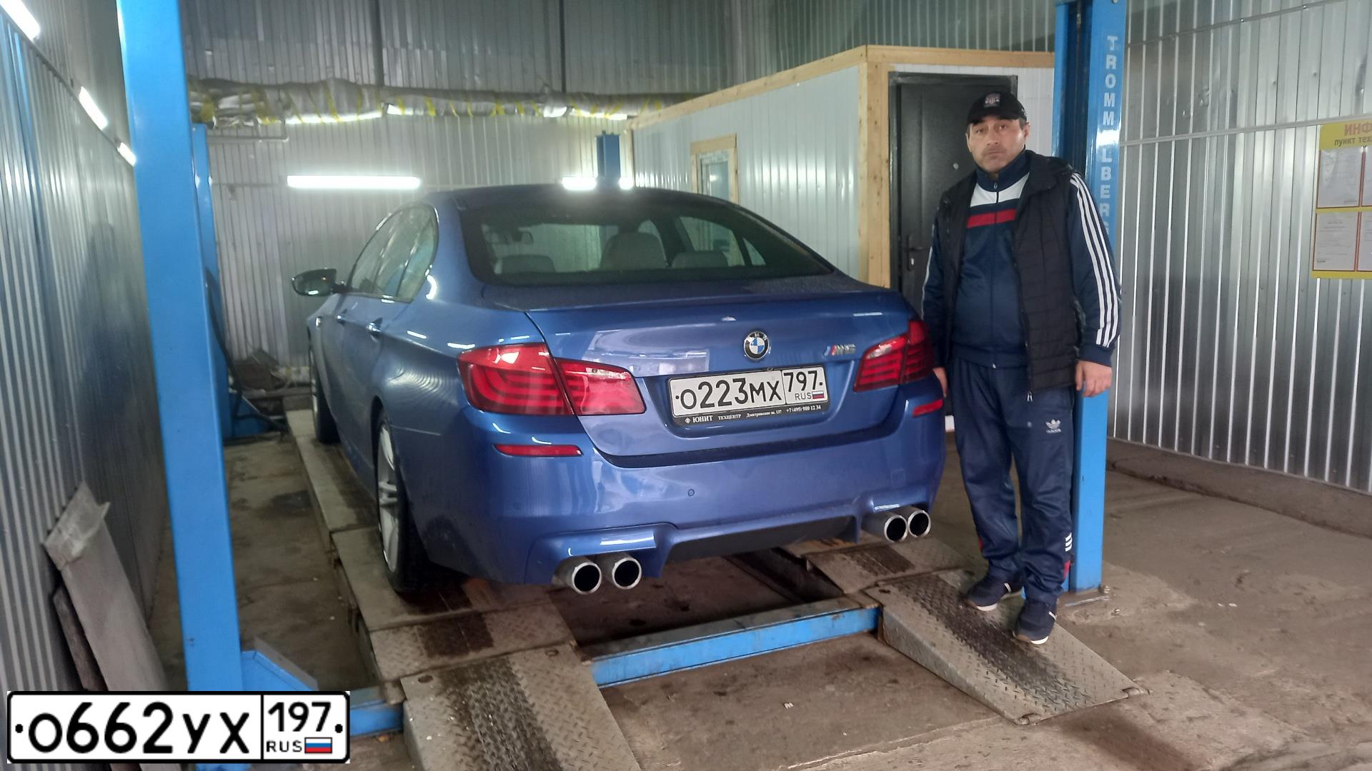 Фото автомобиля BMW M5, 2012 — госномер О327ХР154. Цвет: синий