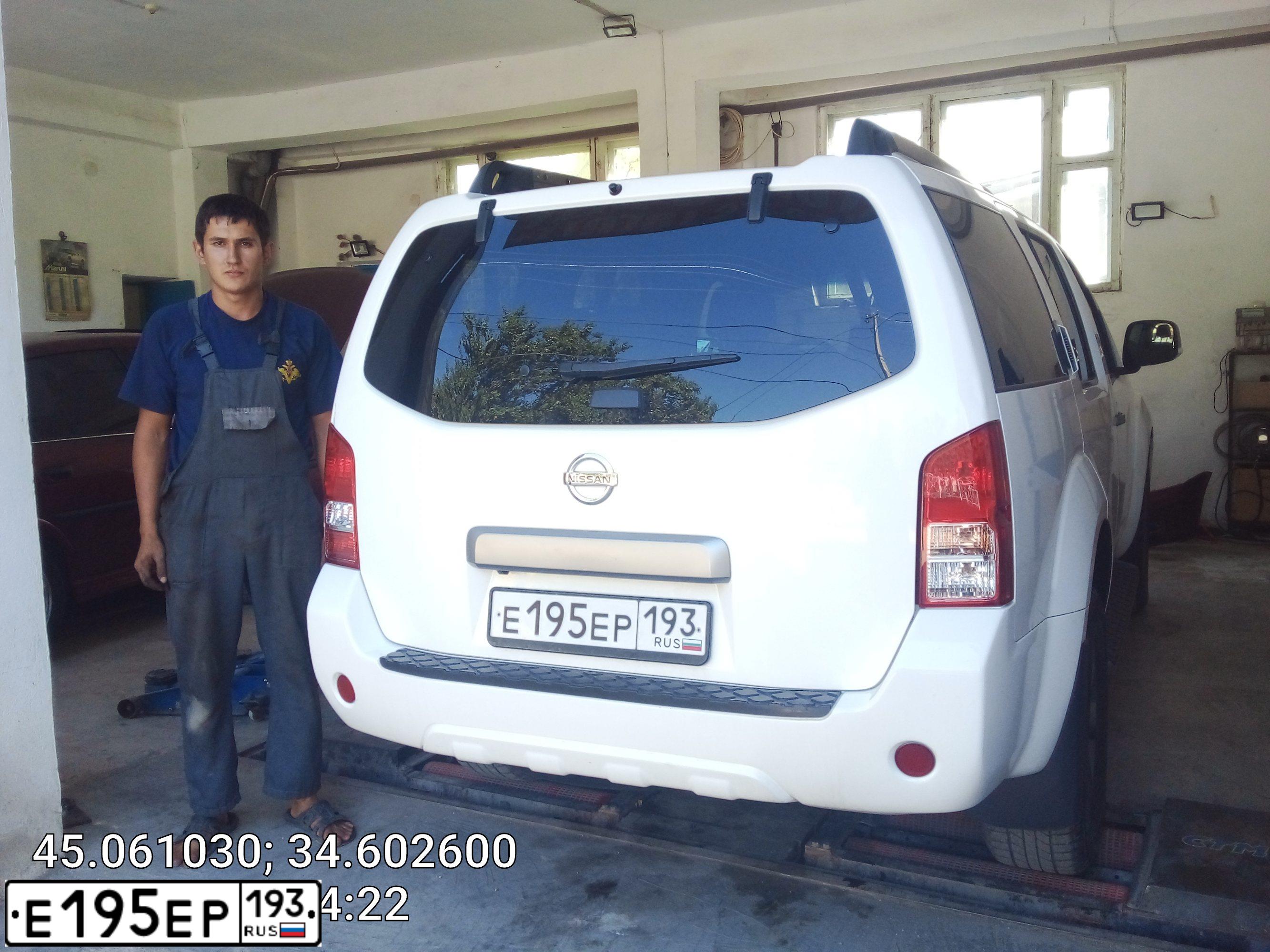 Фото автомобиля NISSAN PATHFINDER, 2013 — госномер Е052КВ164. Цвет: Белый