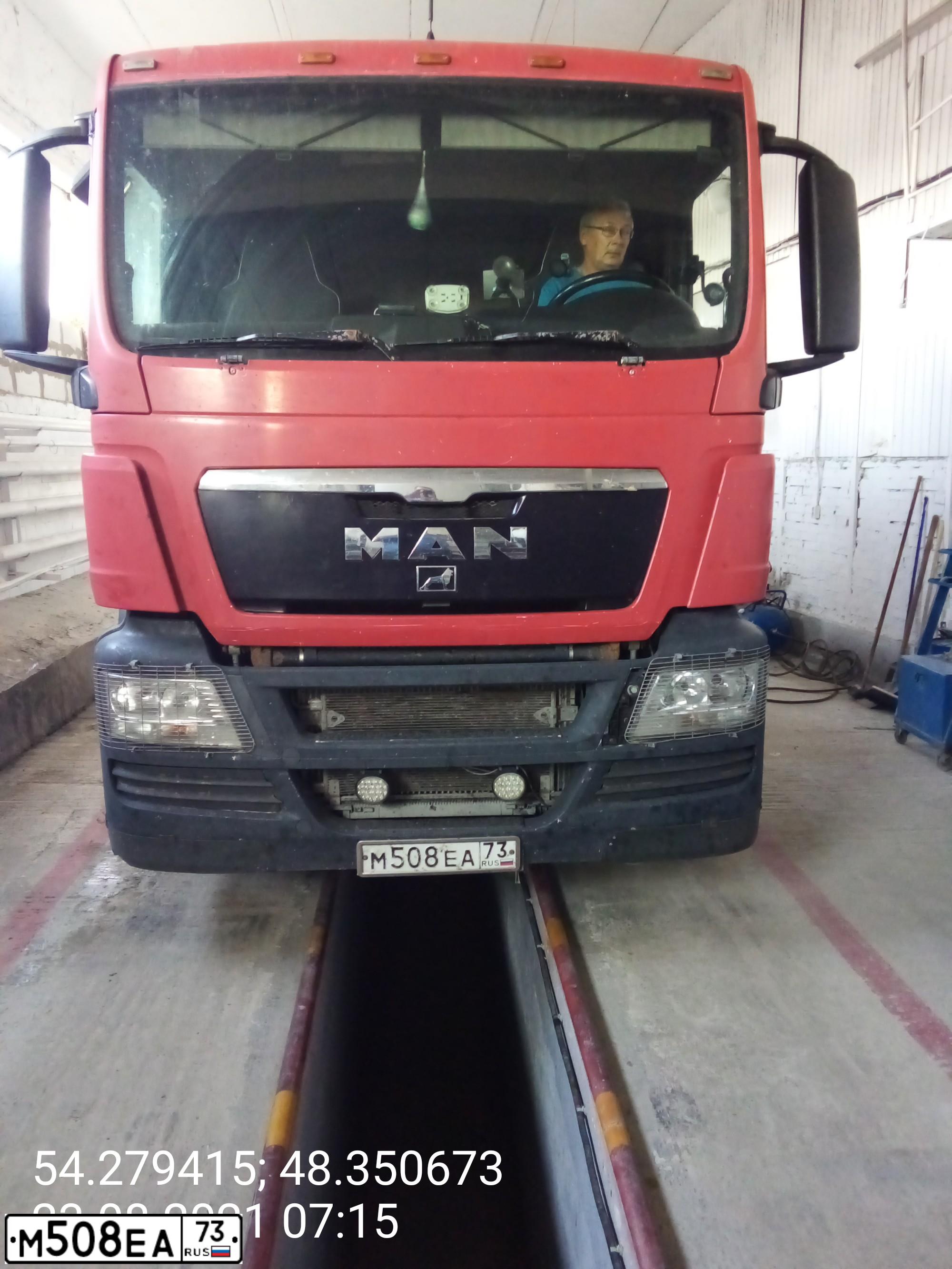 Фото автомобиля MAN TGS 26/33.XXX /6X4/, 2010 — госномер Р163АМ159. Цвет: Красный