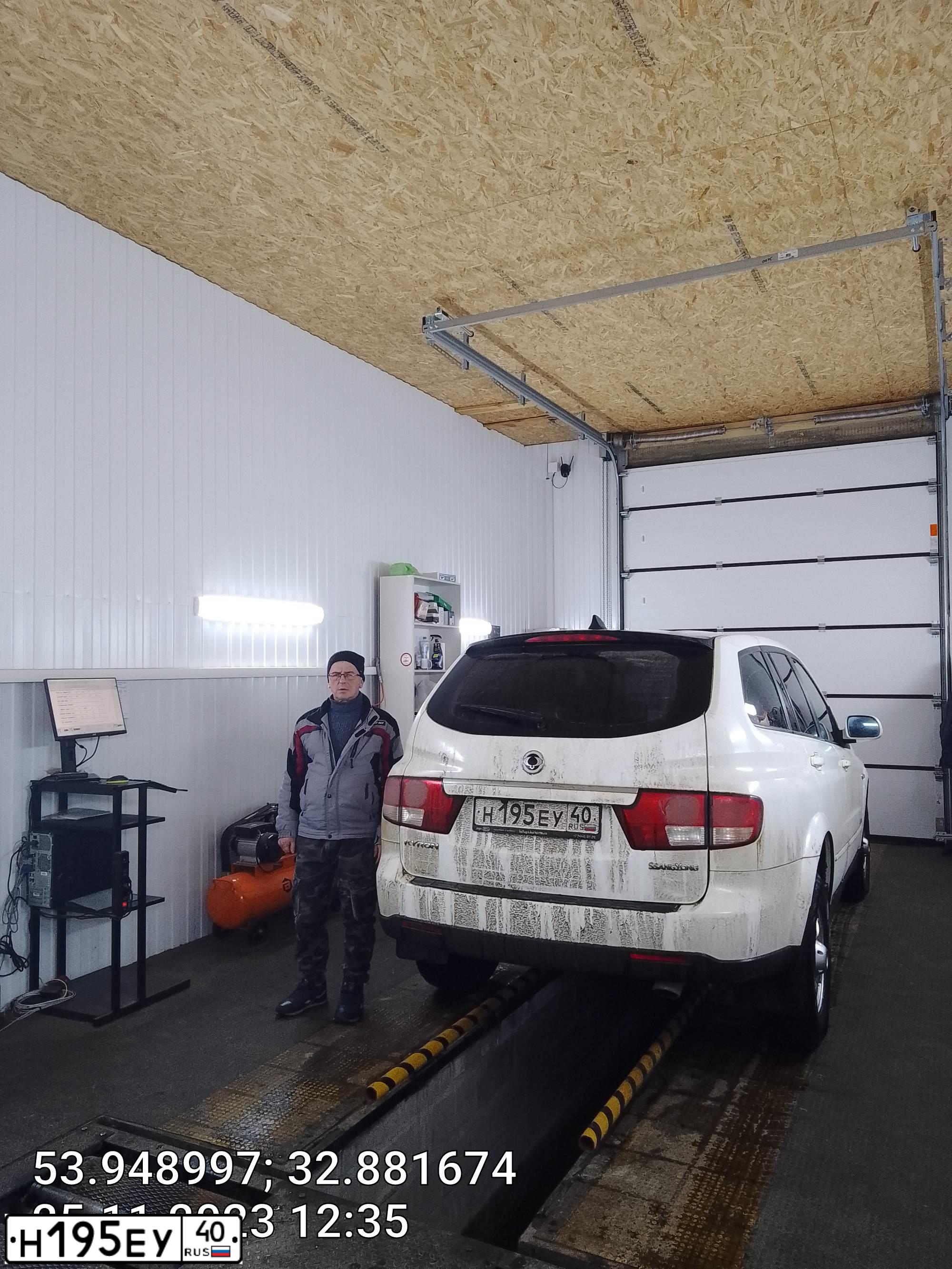 Фото автомобиля SSANGYONG KYRON, 2014 — госномер С567ВР40. Цвет: Белый