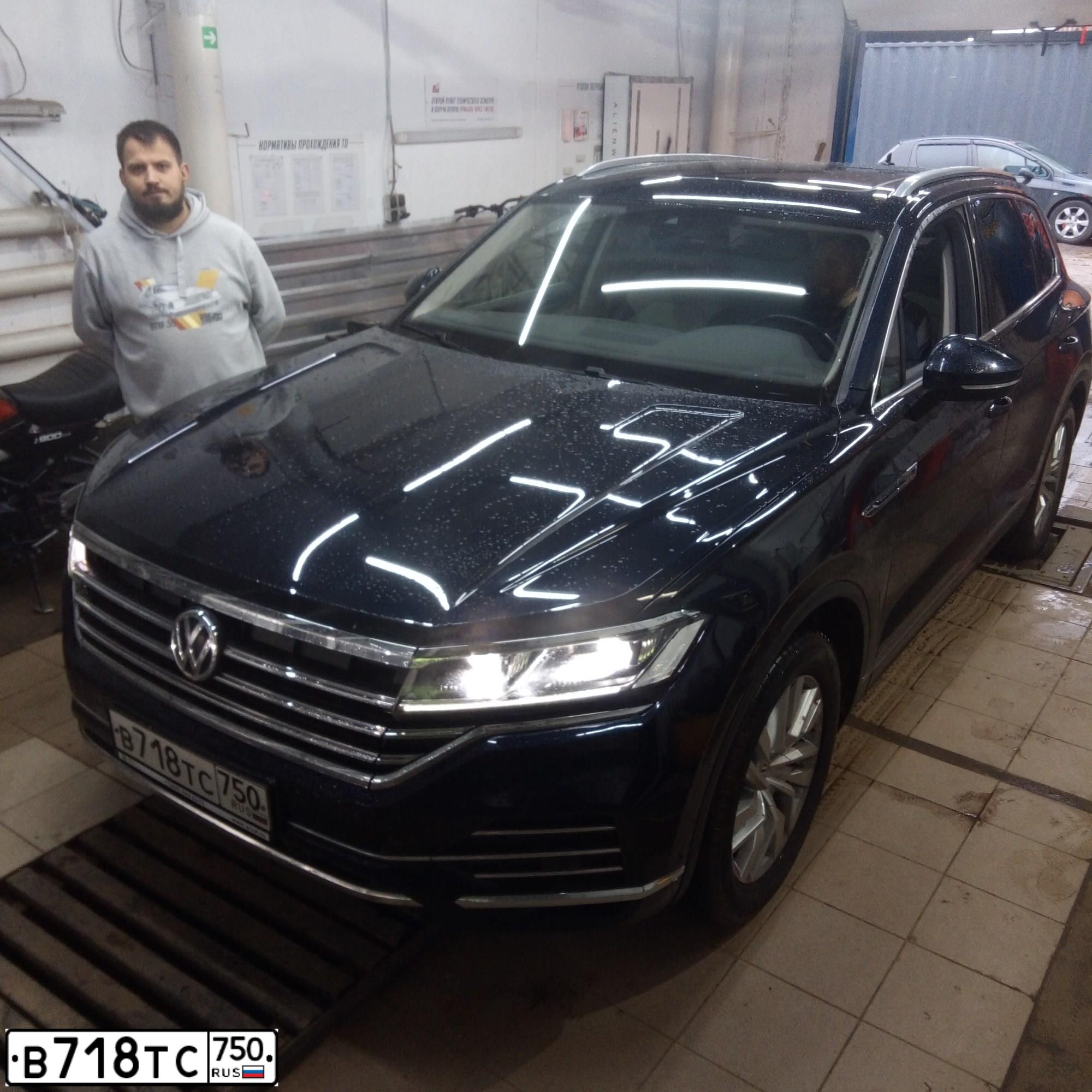 Фото автомобиля VOLKSWAGEN TOUAREG, 2019 — госномер М034РС797. Цвет: ЧЕРНО-СИНИЙ