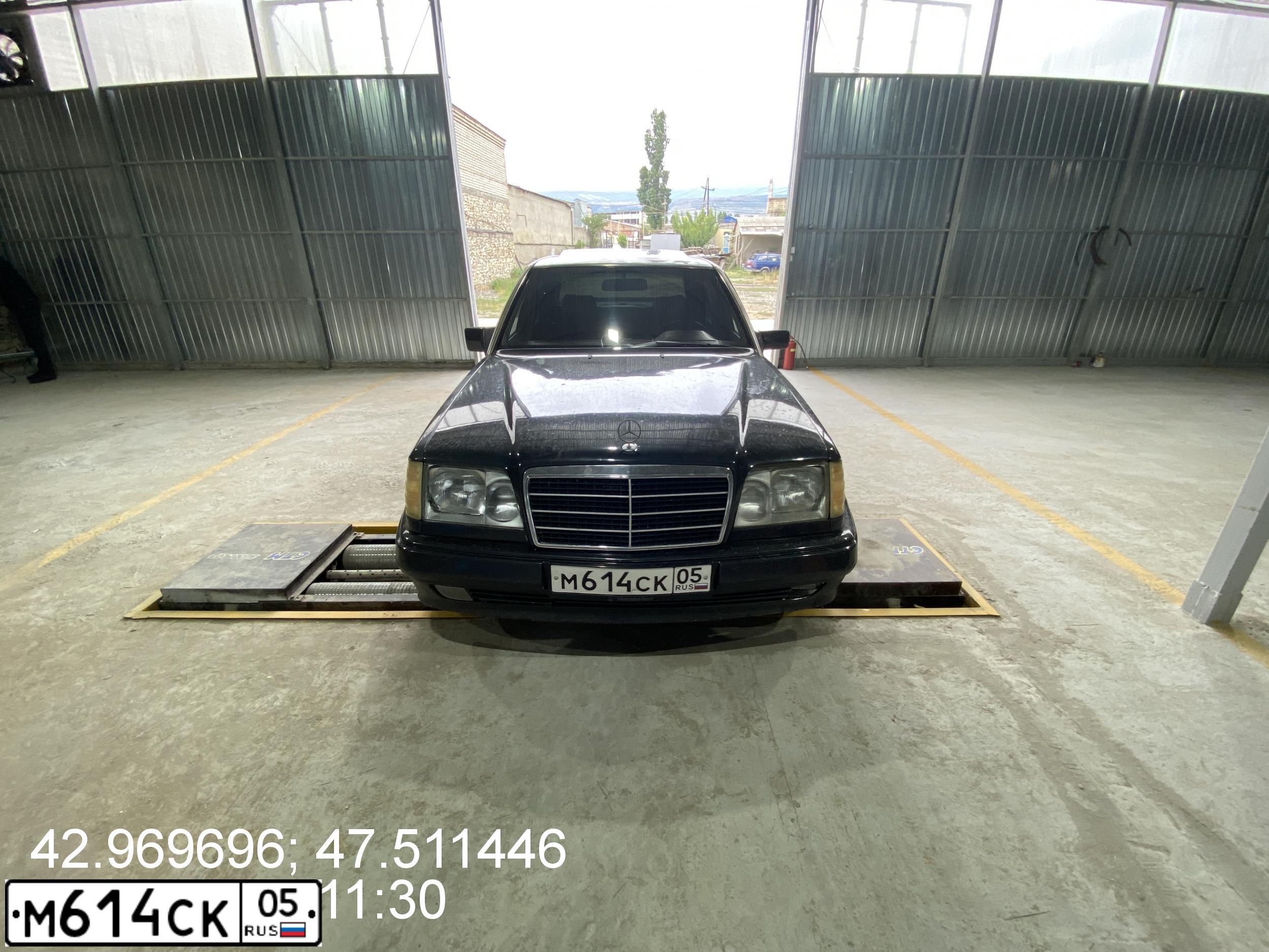 Фото автомобиля MERCEDES E-KLASSE, 1992 — госномер М614СК05. Цвет: ЧЕРНЫЙ