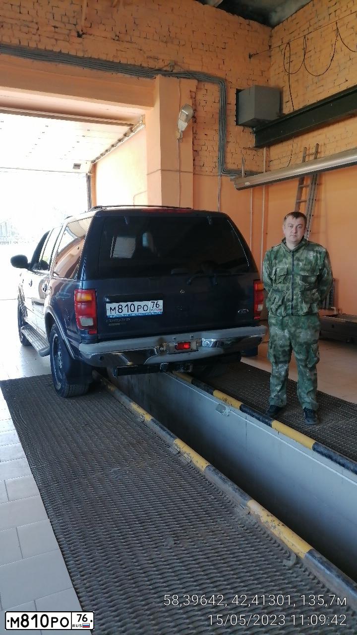 Фото автомобиля FORD EXPEDITION, 2001 — госномер О330ХВ44. Цвет: СИНИЙ