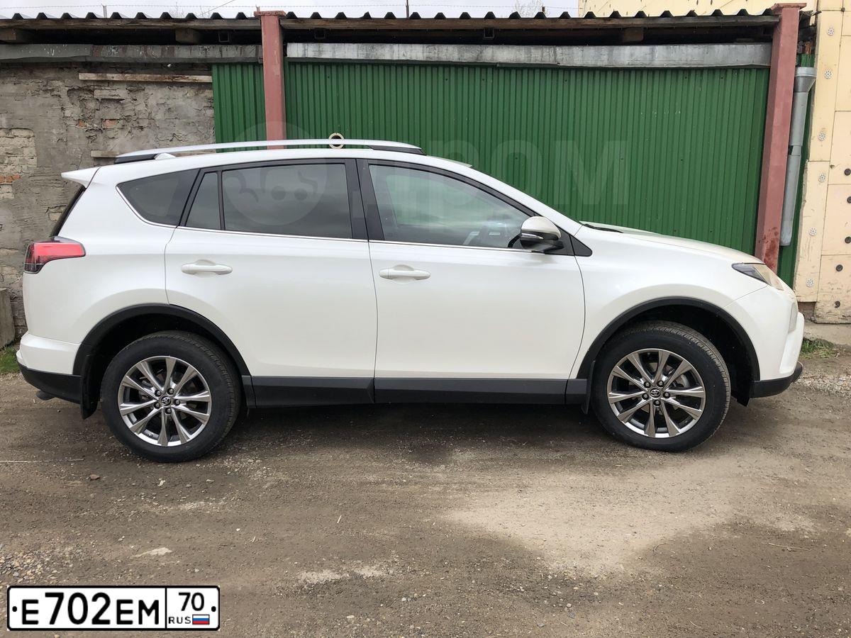 Фото автомобиля TOYOTA RAV4, 2017 — госномер Е702ЕМ70. Цвет: Белый