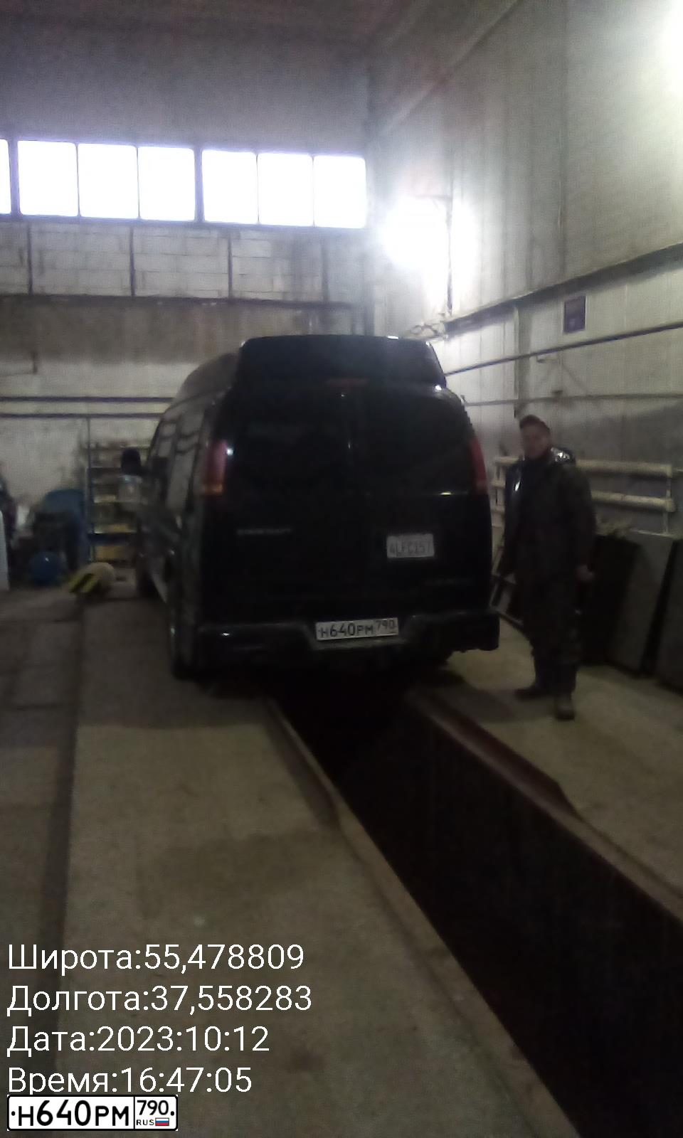 Фото автомобиля CHEVROLET CHEVY VAN, 2000 — госномер В606ТС150. Цвет: ЧЕРНЫЙ