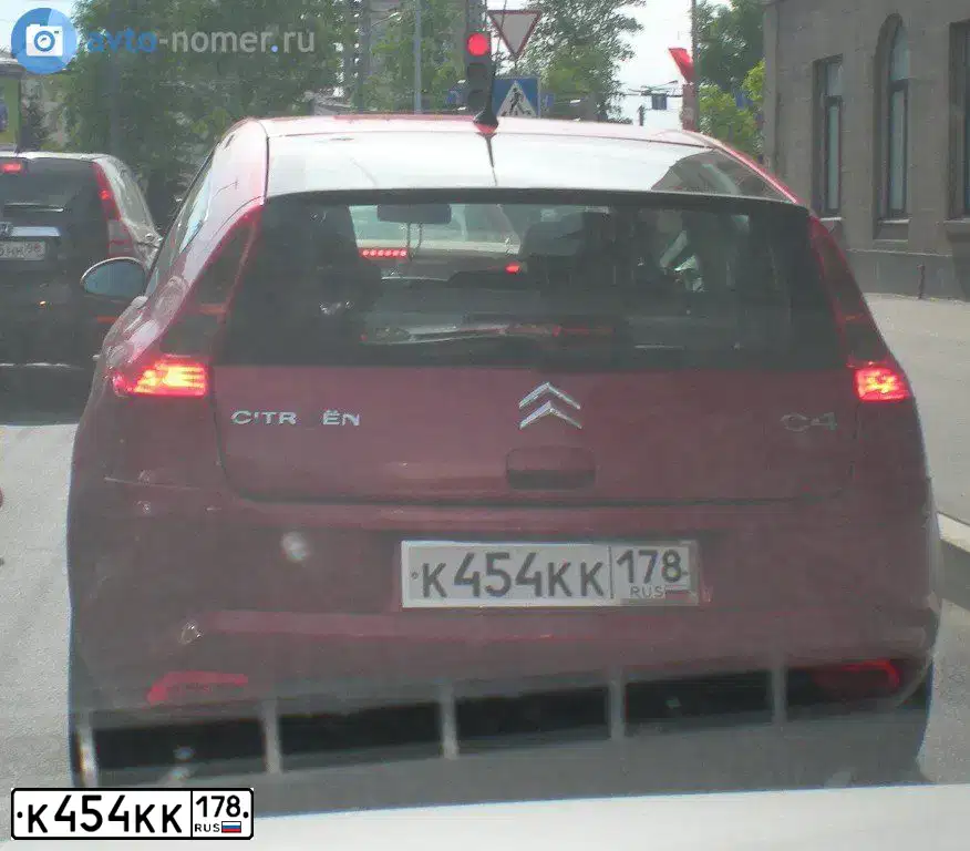 Фото автомобиля CITROEN C4, 2006 — госномер К454КК178. Цвет: Красный