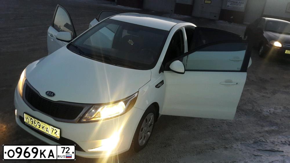 Фото автомобиля KIA RIO, 2012 — госномер Х953НА45. Цвет: Белый