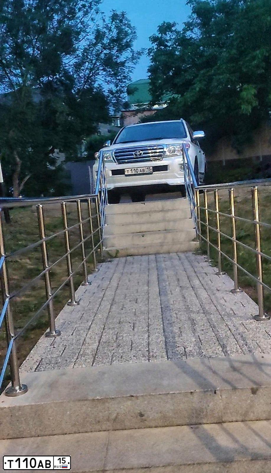 Фото автомобиля TOYOTA LANDCRUISER 200, 2012 — госномер Т110АВ15. Цвет: Белый
