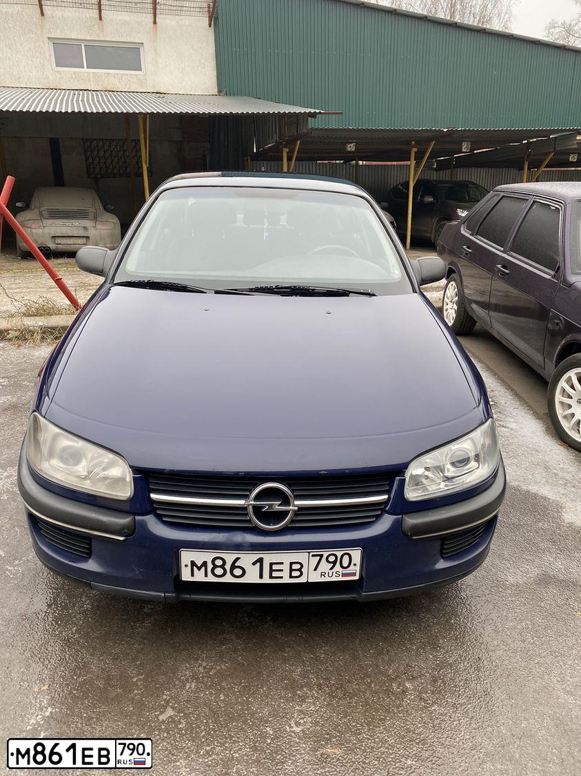Фото автомобиля OPEL OMEGA, 1998 — госномер М861ЕВ790. Цвет: синий