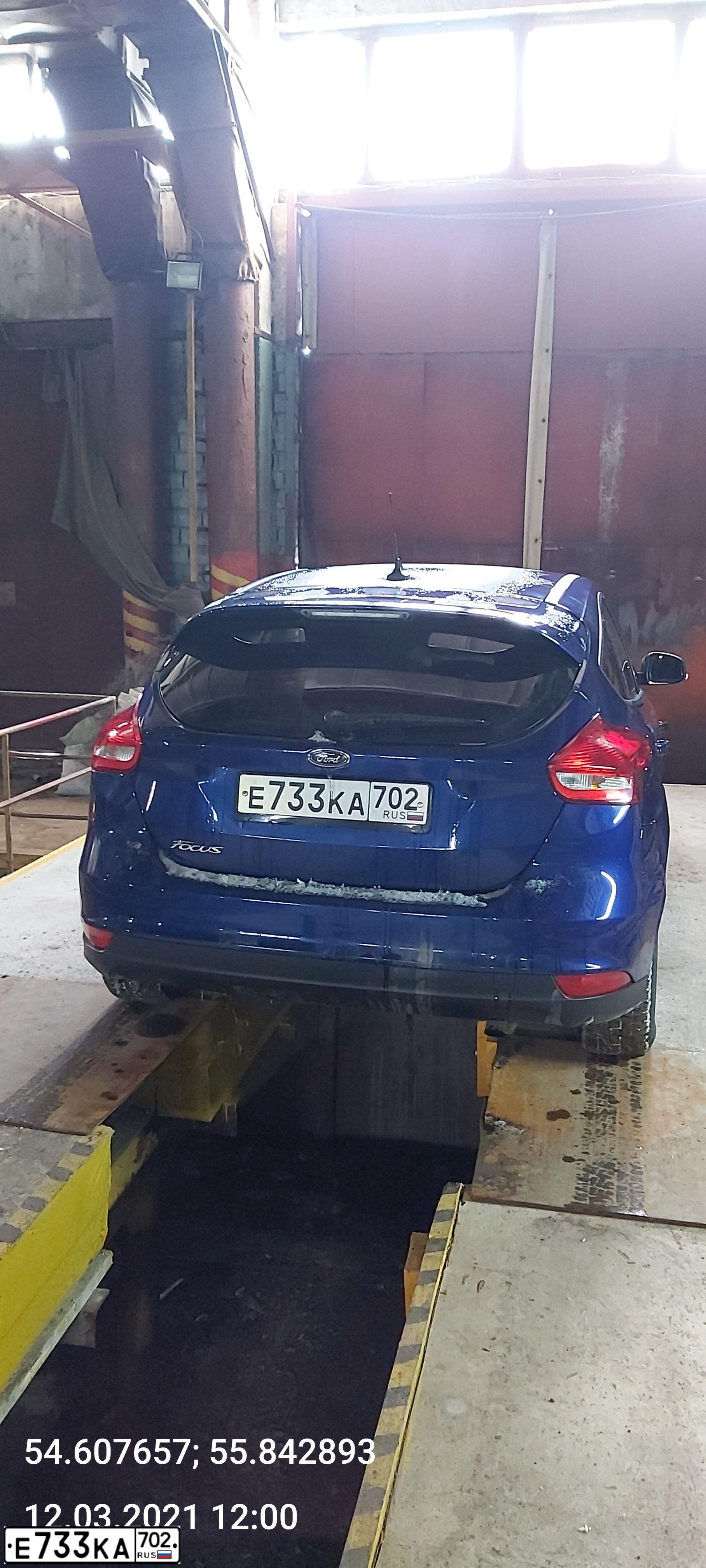 Фото автомобиля FORD FOCUS, 2017 — госномер Е733КА702. Цвет: синий