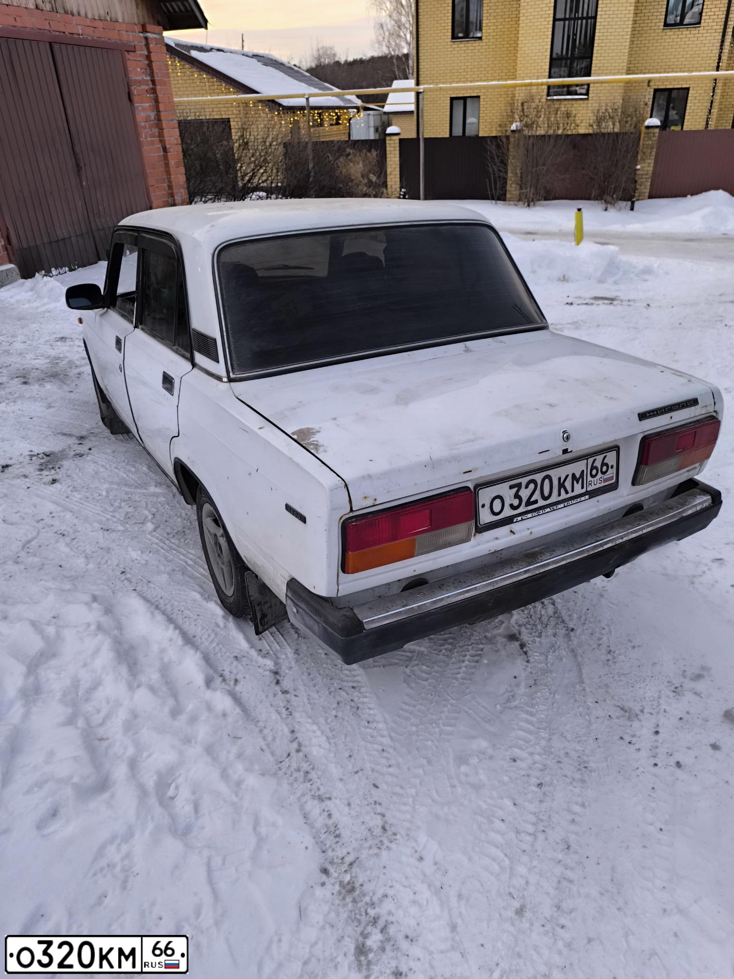 Фото автомобиля LADA 2107, 2001 — госномер О320КМ66. Цвет: БЕЛЫЙ