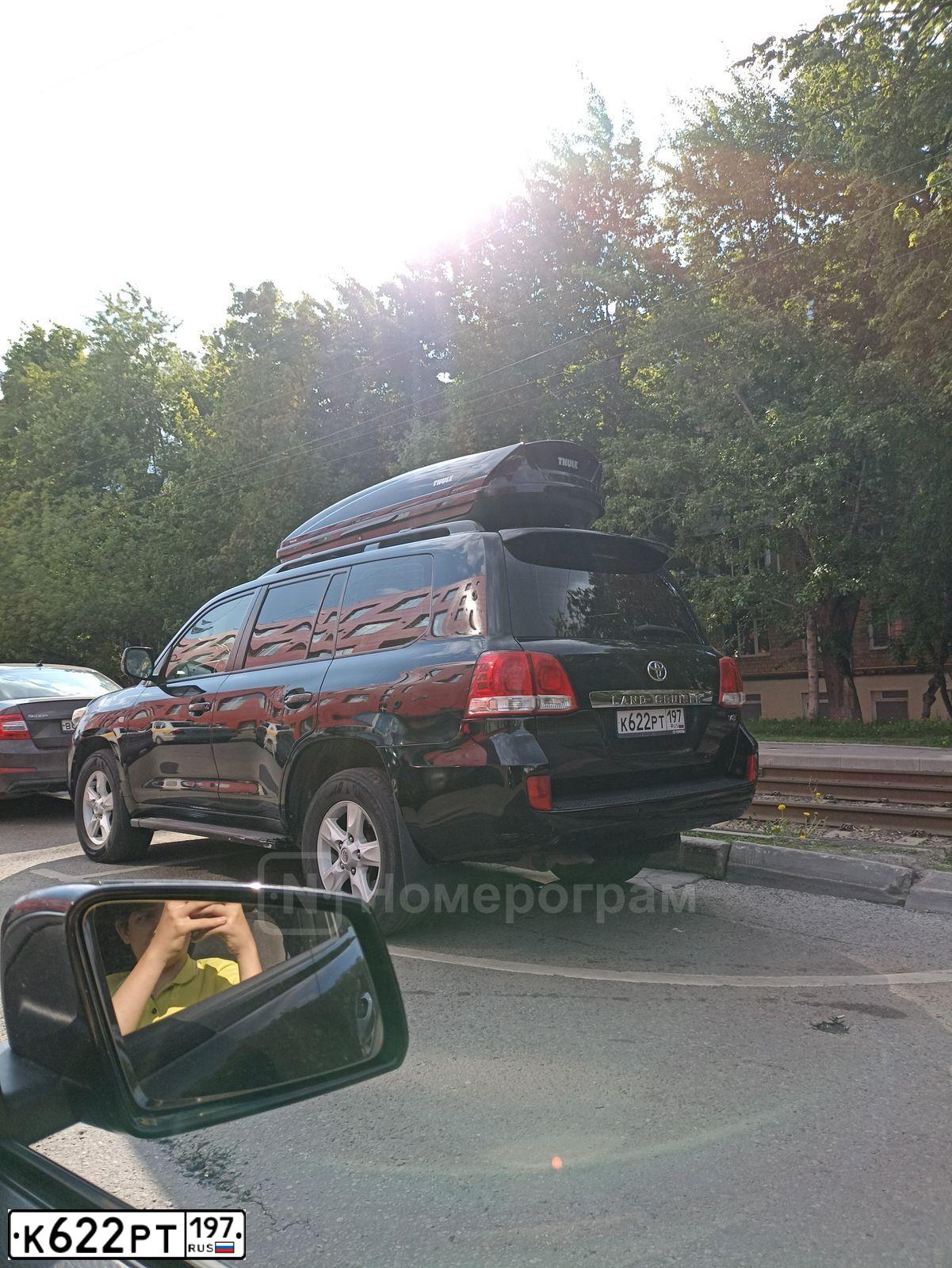 Фото автомобиля TOYOTA LANDCRUISER 200, 2011 — госномер К622РТ197. Цвет: ЧЕРНЫЙ