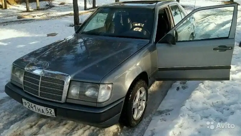 Фото автомобиля MERCEDES E-KLASSE, 1988 — госномер К405УС21. Цвет: СЕРЫЙ