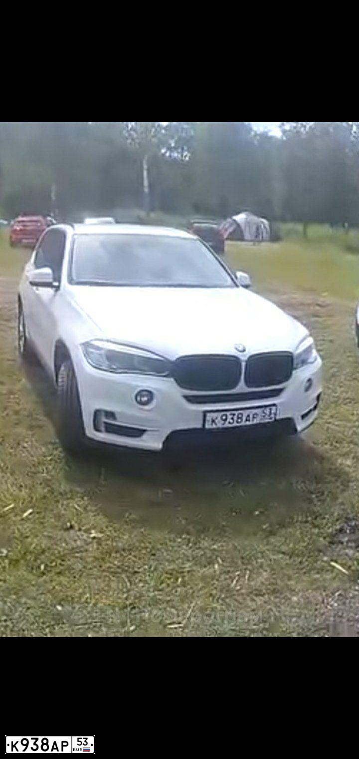 Фото автомобиля BMW X5, 2017 — госномер К938АР53. Цвет: Белый