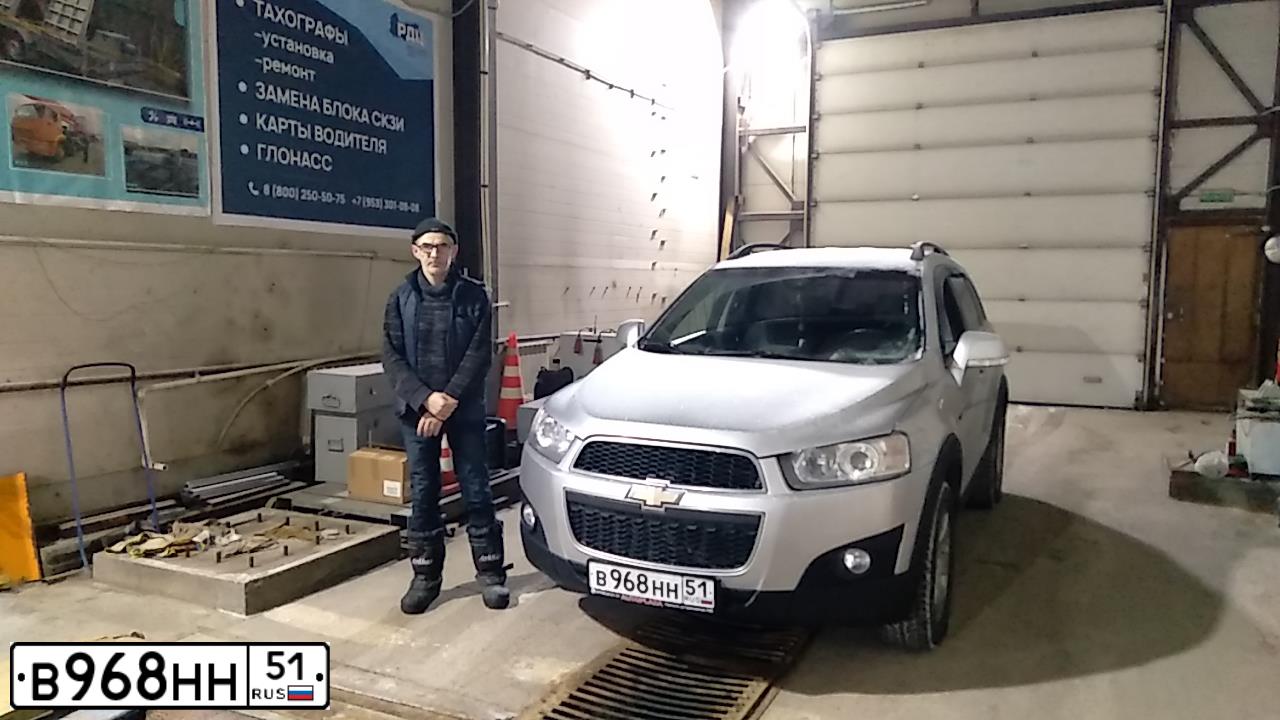 Фото автомобиля CHEVROLET CAPTIVA, 2012 — госномер В968НН51. Цвет: Серебристый