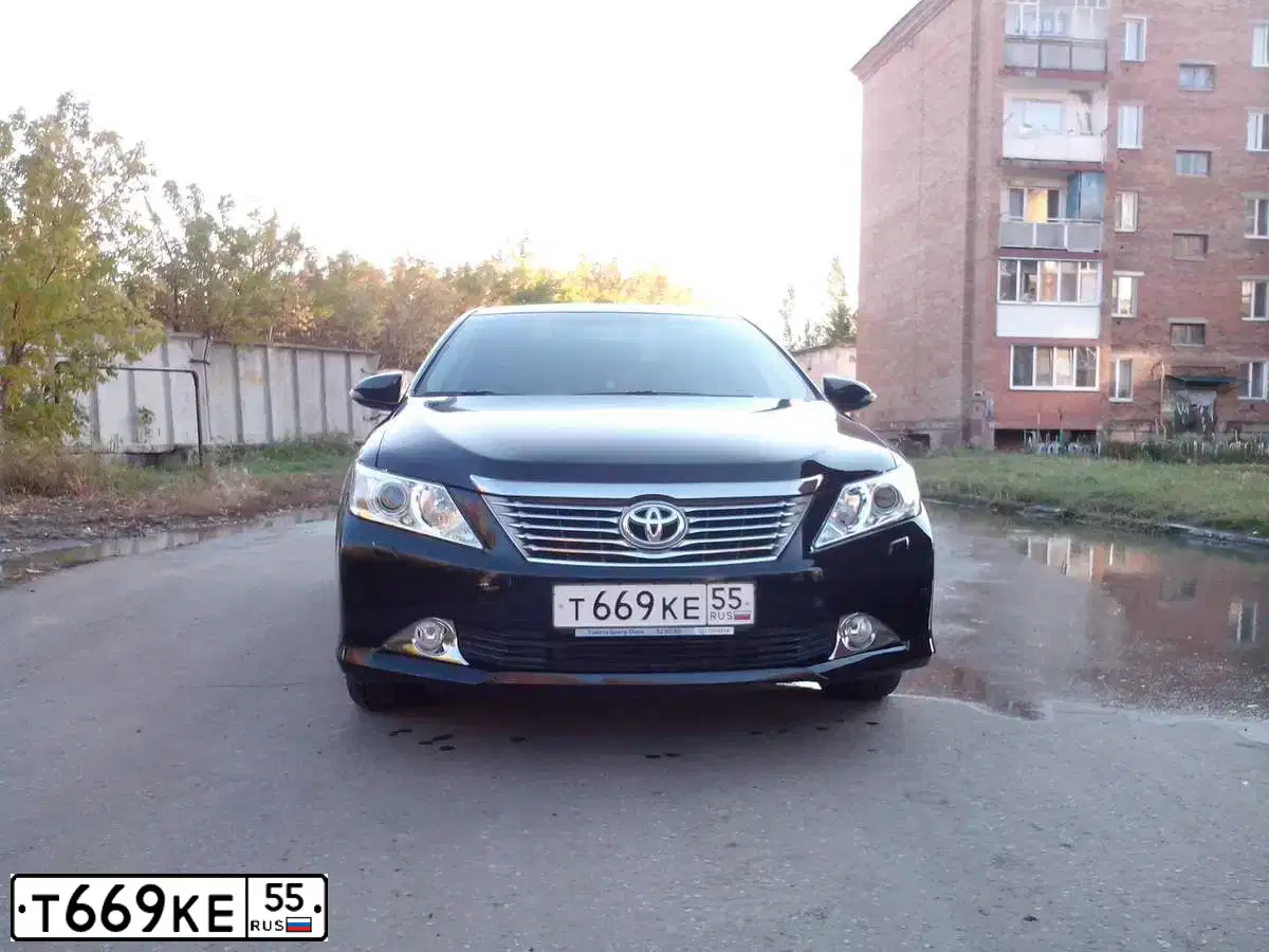 Фото автомобиля TOYOTA CAMRY, 2014 — госномер Т669КЕ55. Цвет: ЧЕРНЫЙ