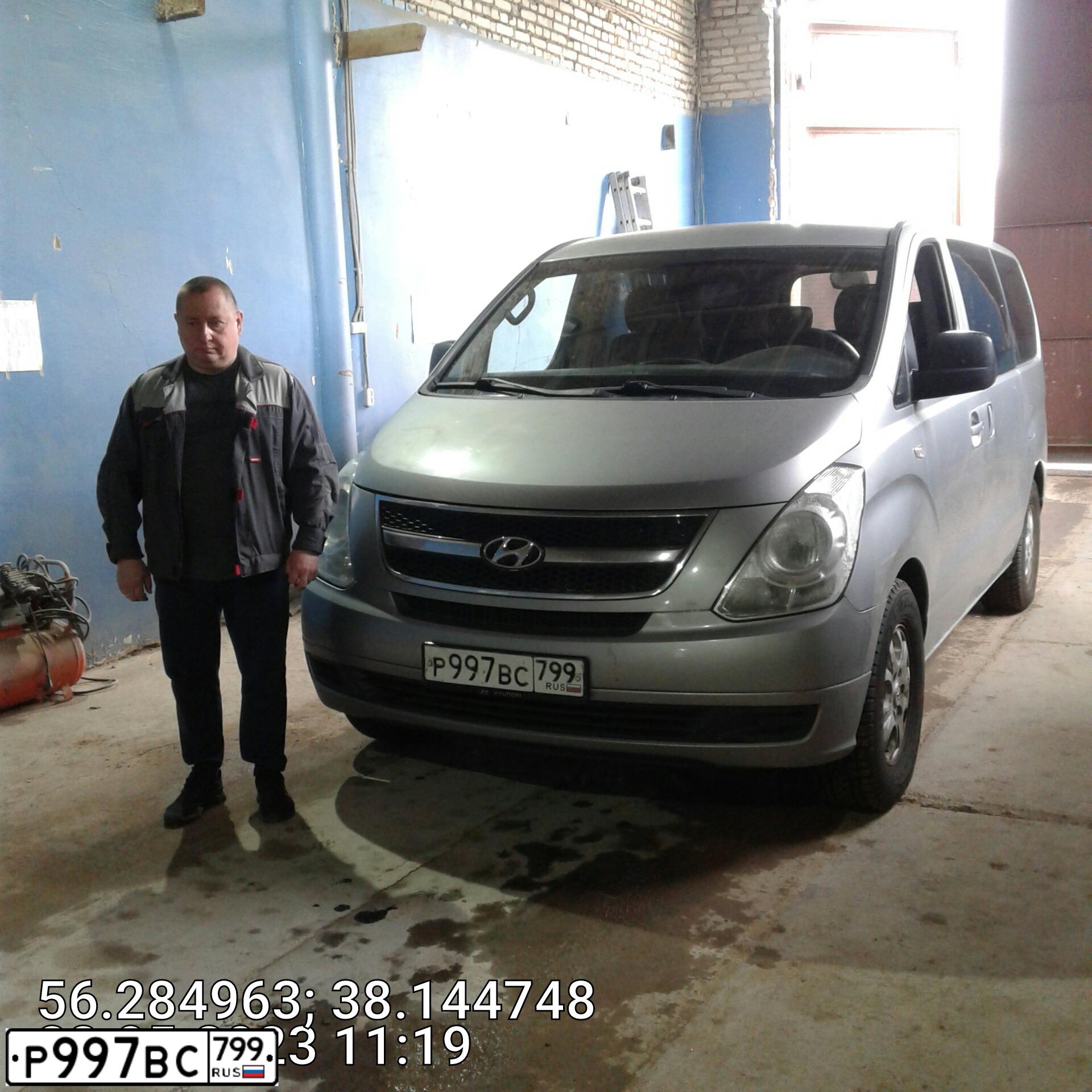 Фото автомобиля HYUNDAI GRAND STAREX, 2015 — госномер Р997ВС799. Цвет: Серый