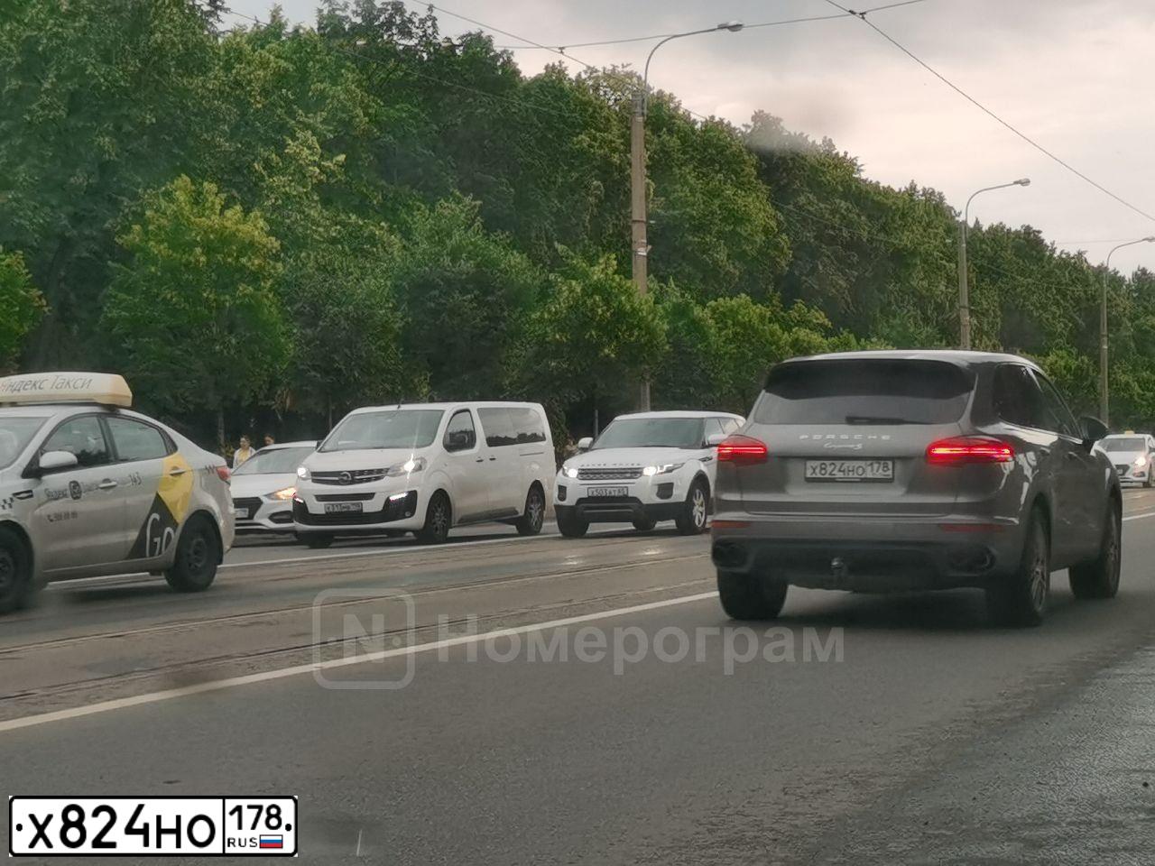 Фото автомобиля PORSCHE CAYENNE, 2015 — госномер Х824НО178. Цвет: Серый
