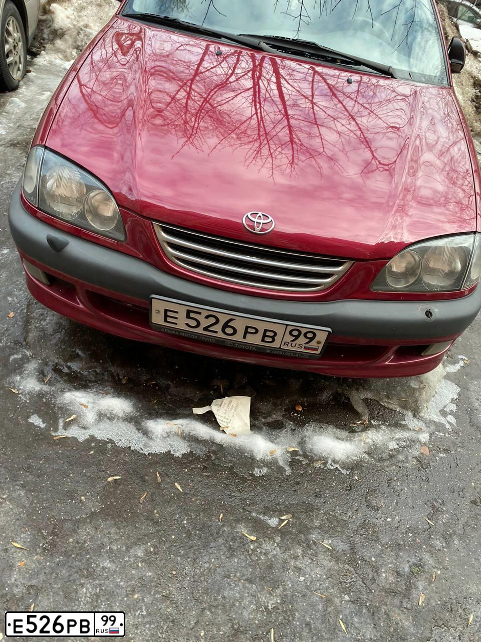 Фото автомобиля TOYOTA AVENSIS, 1998 — госномер Е526РВ99. Цвет: КРАСНЫЙ