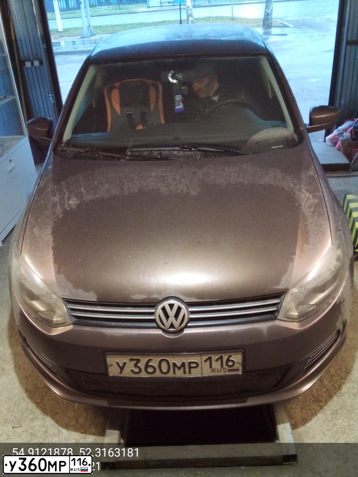 Фото автомобиля VOLKSWAGEN POLO, 2014 — госномер У360МР116. Цвет: Коричневый
