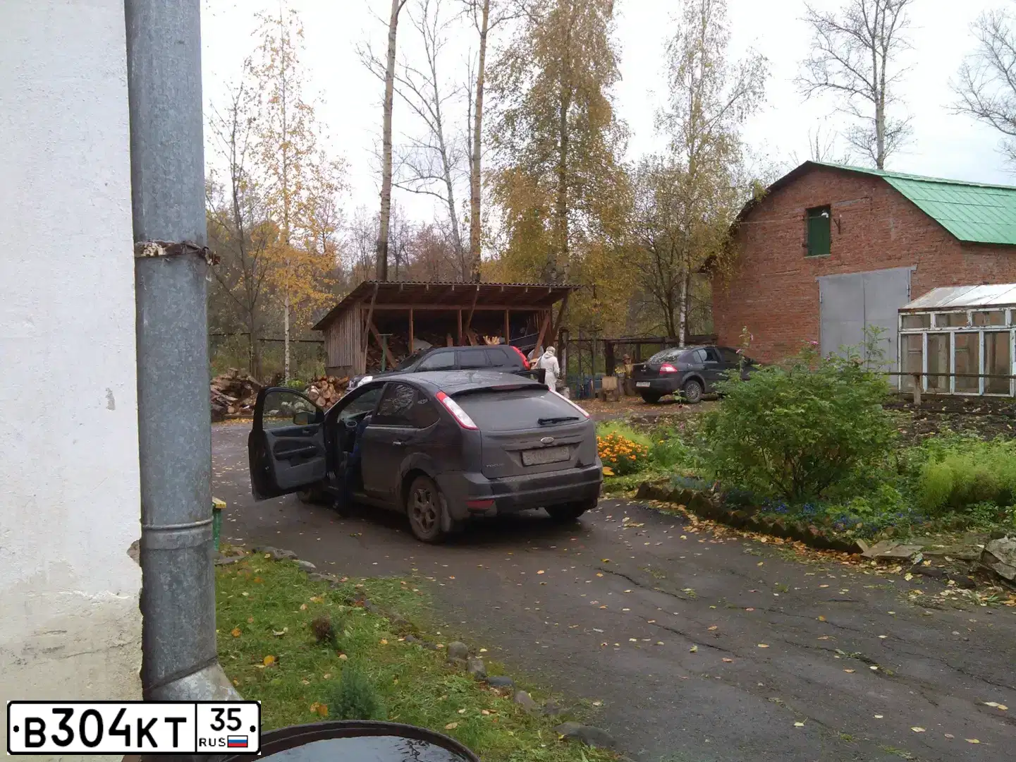 Фото автомобиля FORD FOCUS, 2011 — госномер В304КТ35. Цвет: ТЕМНО-СЕРЫЙ