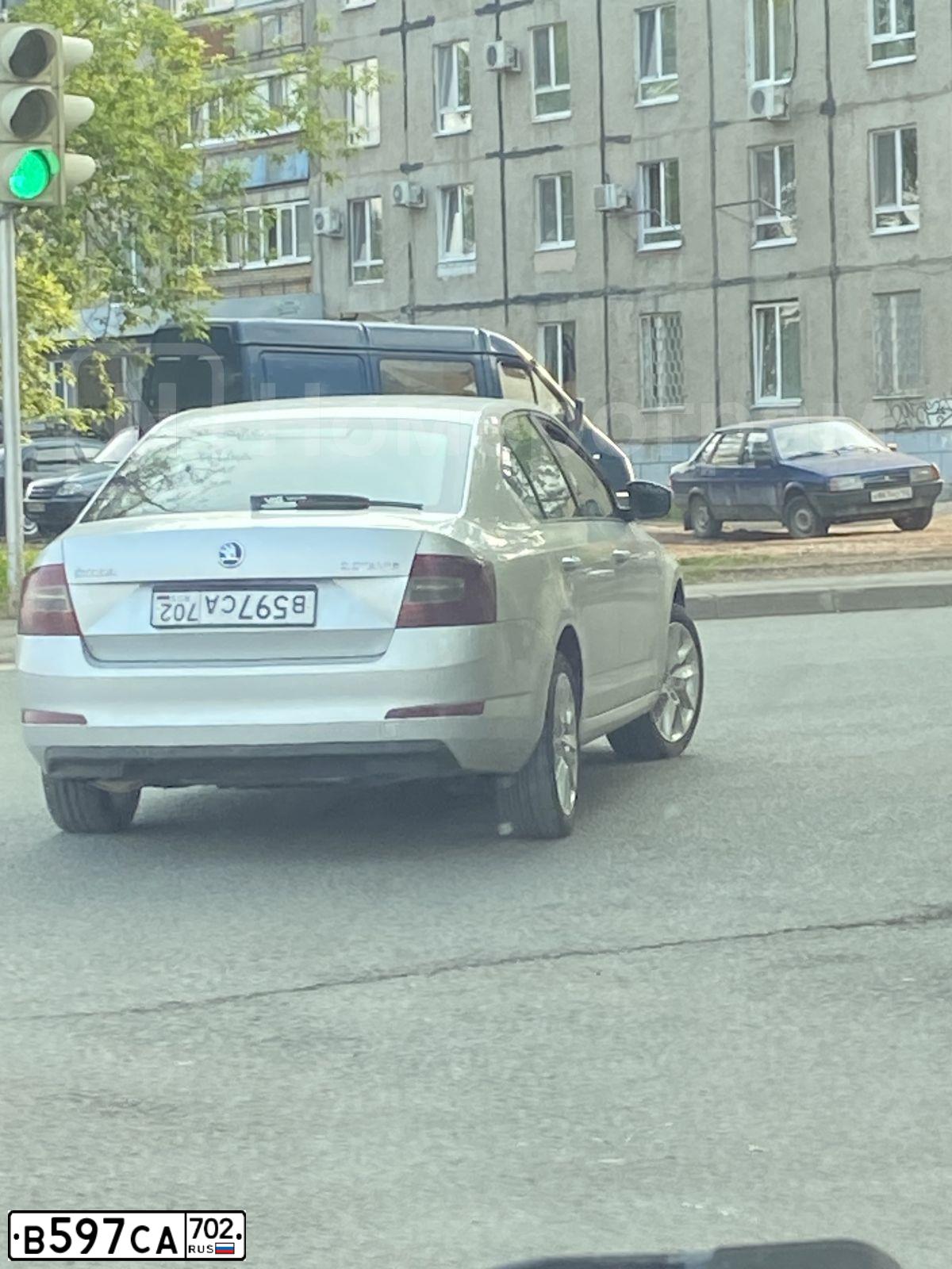 Фото автомобиля SKODA OCTAVIA, 2013 — госномер В597СА702. Цвет: Серебристый