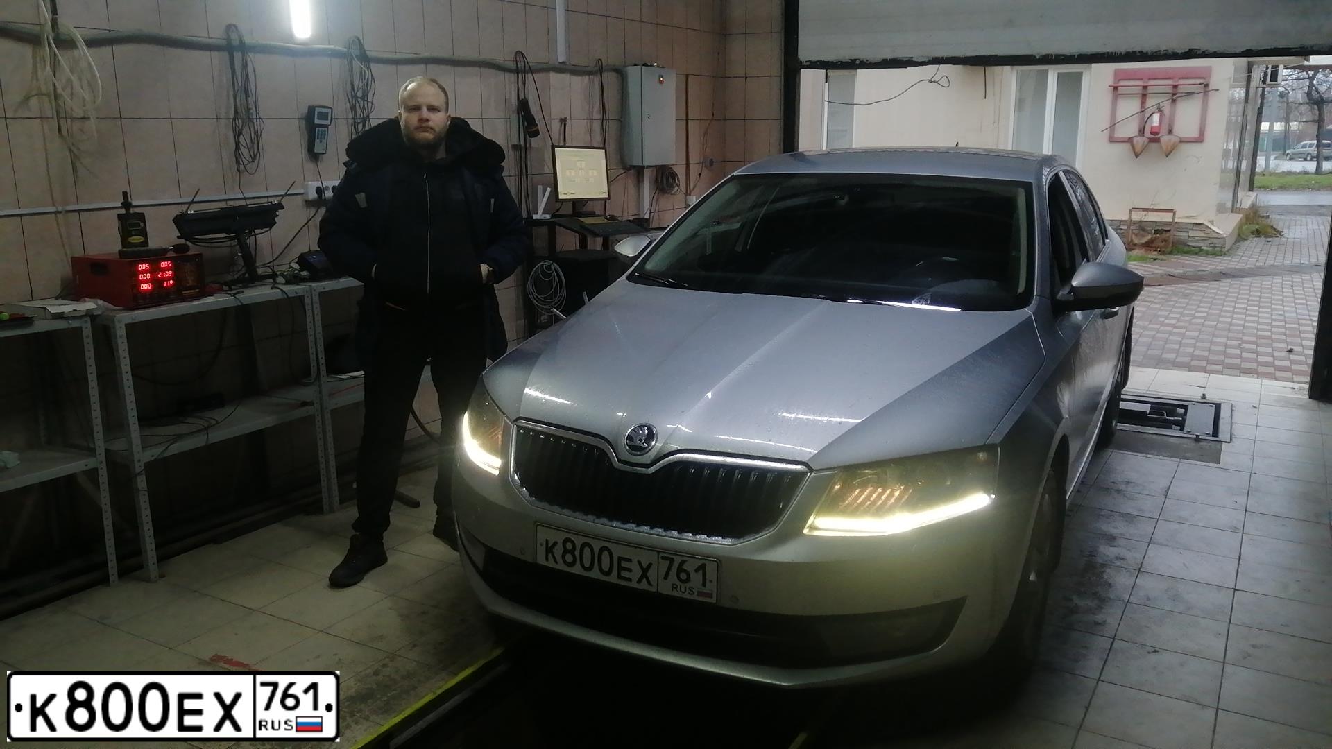 Фото автомобиля SKODA OCTAVIA, 2013 — госномер К800ЕХ761. Цвет: Серебристый