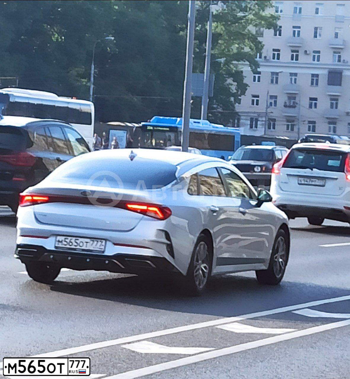 Фото автомобиля KIA MAGENTIS / OPTIMA, 2015 — госномер М565ОТ777. Цвет: СЕРЕБРИСТЫЙ
