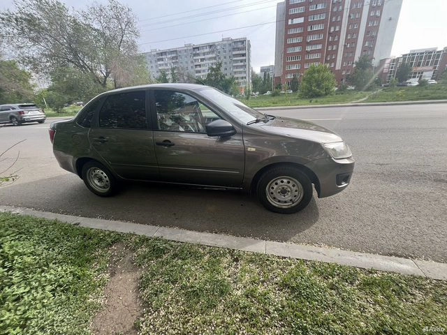 Фото автомобиля LADA 2190 GRANTA, 2018 — госномер Е237АН156. Цвет: Золотисто-коричневый