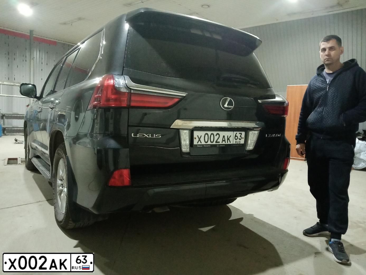 Фото автомобиля LEXUS LX, 2016 — госномер Х002АК63. Цвет: ЧЕРНЫЙ