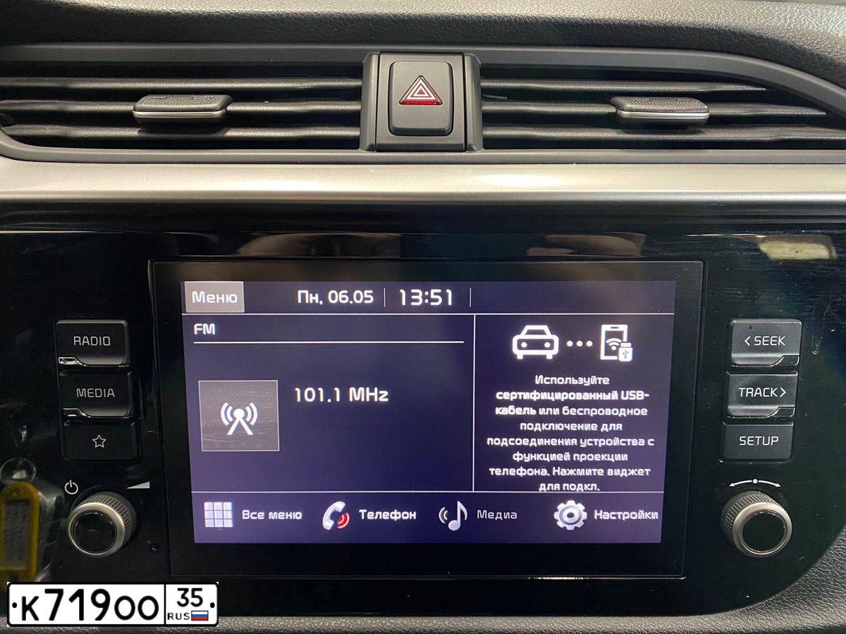Фото автомобиля KIA RIO, 2020 — госномер В561ЕС76. Цвет: Красный