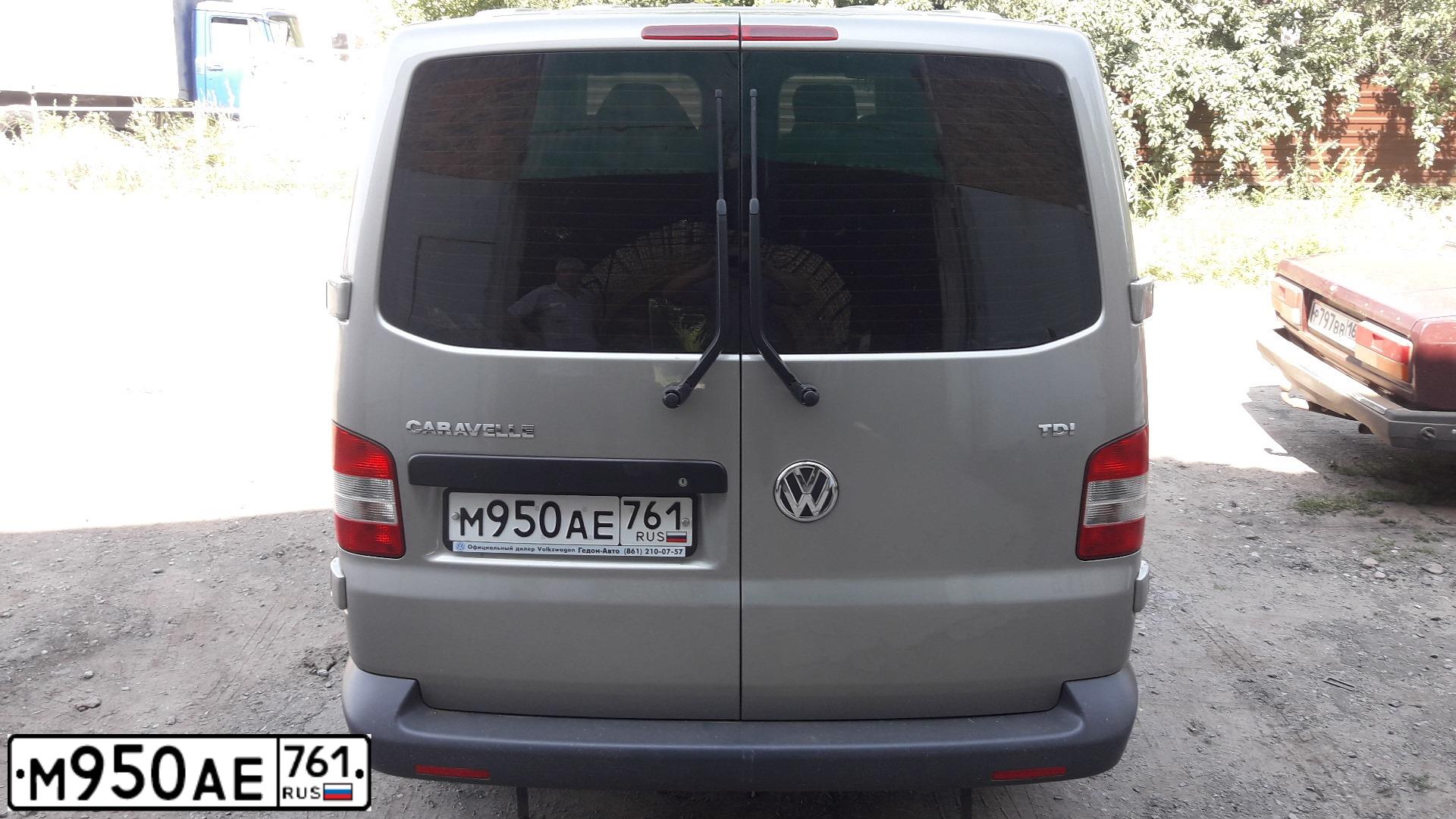 Фото автомобиля VOLKSWAGEN CARAVELLE, 2011 — госномер М042СС01. Цвет: БЕЖЕВЫЙ