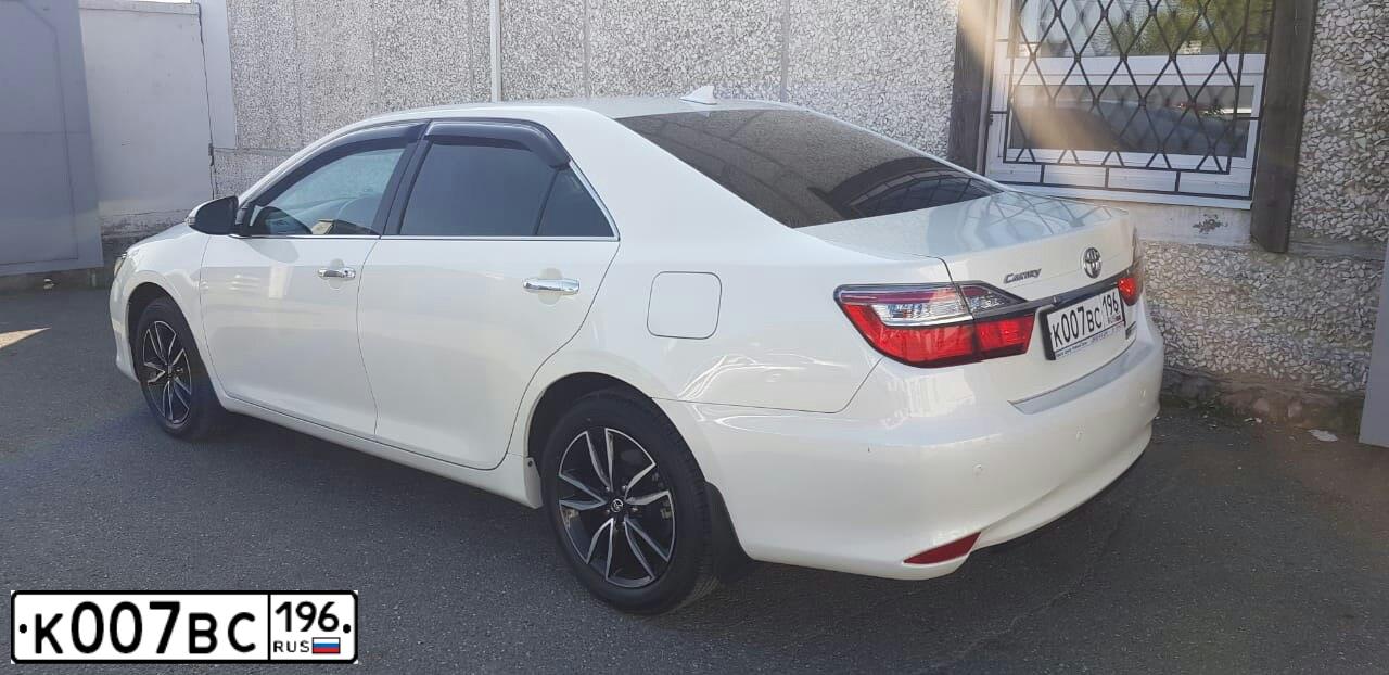 Фото автомобиля TOYOTA CAMRY, 2018 — госномер К007ВС196. Цвет: БЕЛЫЙ