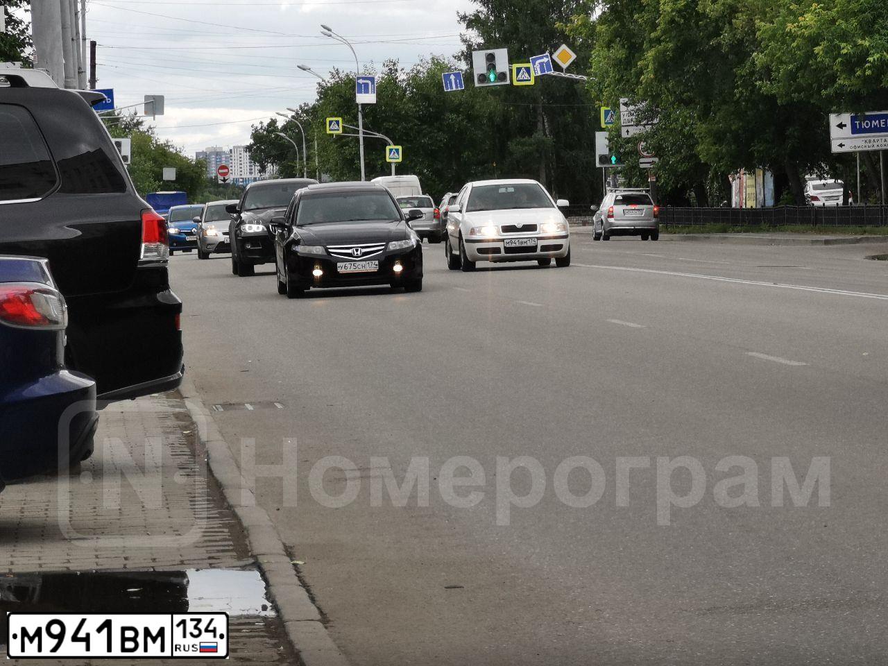 Фото автомобиля FORD FOCUS, 2006 — госномер Х515МР190. Цвет: Оранжевый